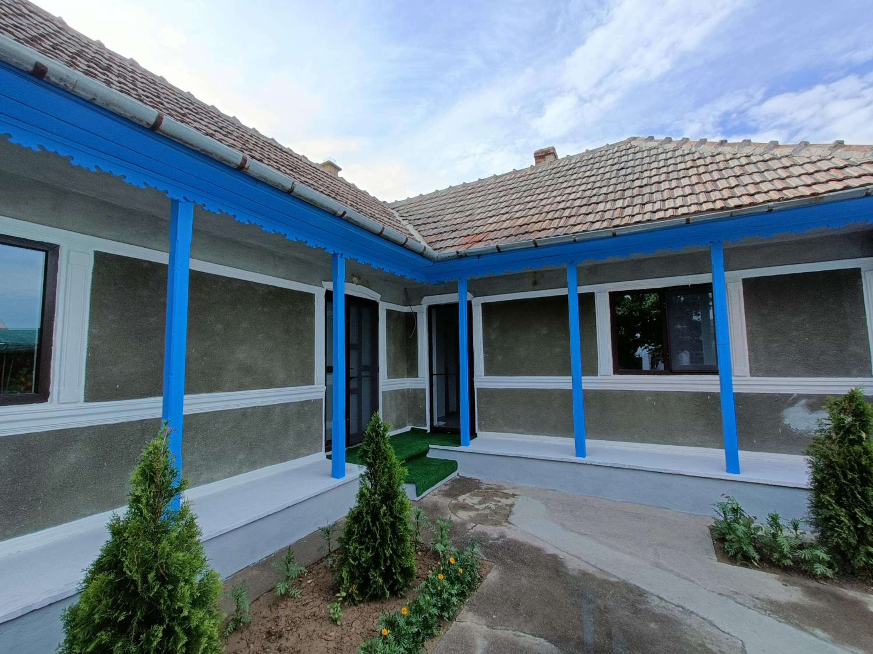 Three-Bedroom House photo 3