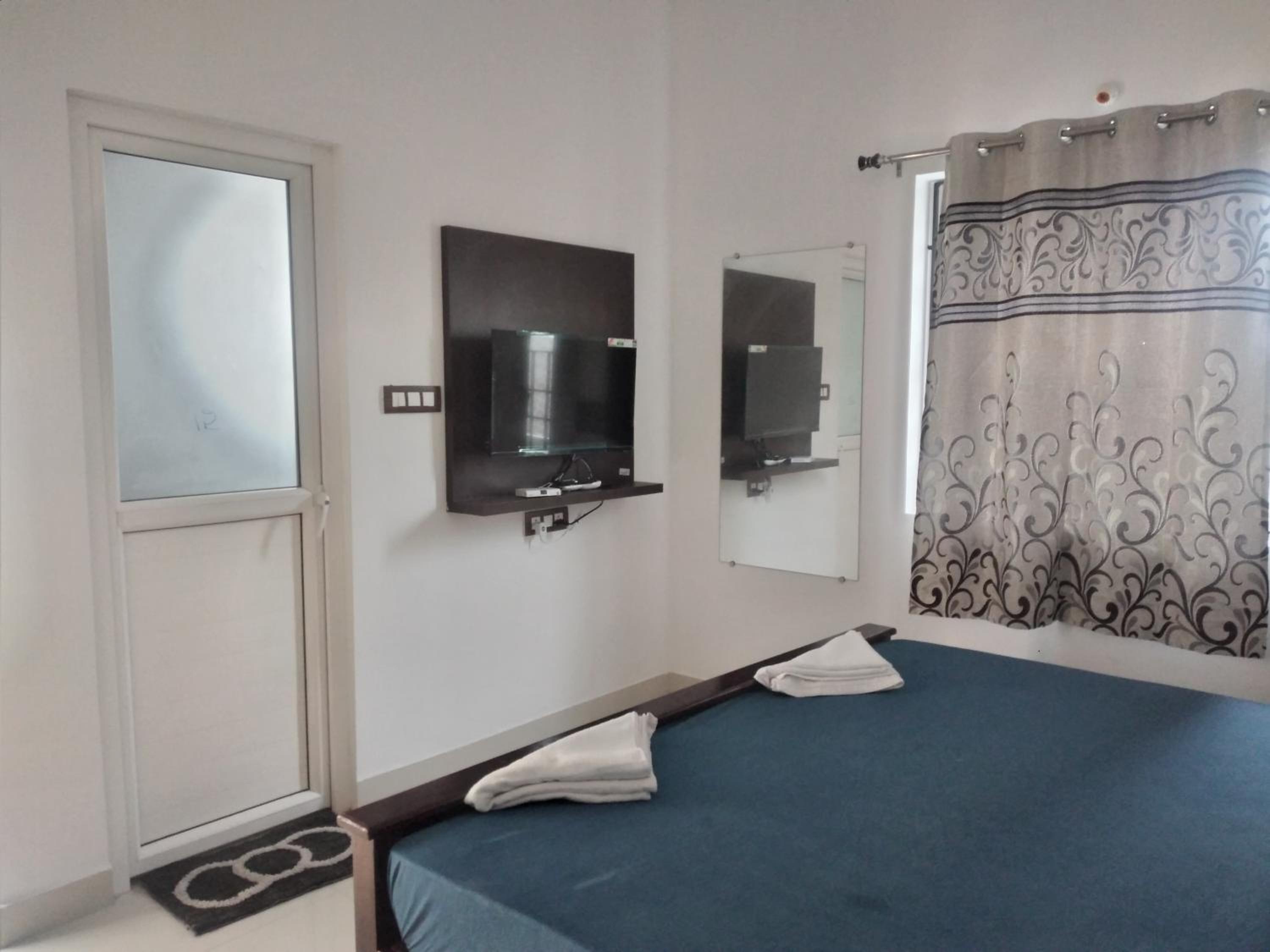 Deluxe Double Room (2 Adults + 1 Child) - Photo 6