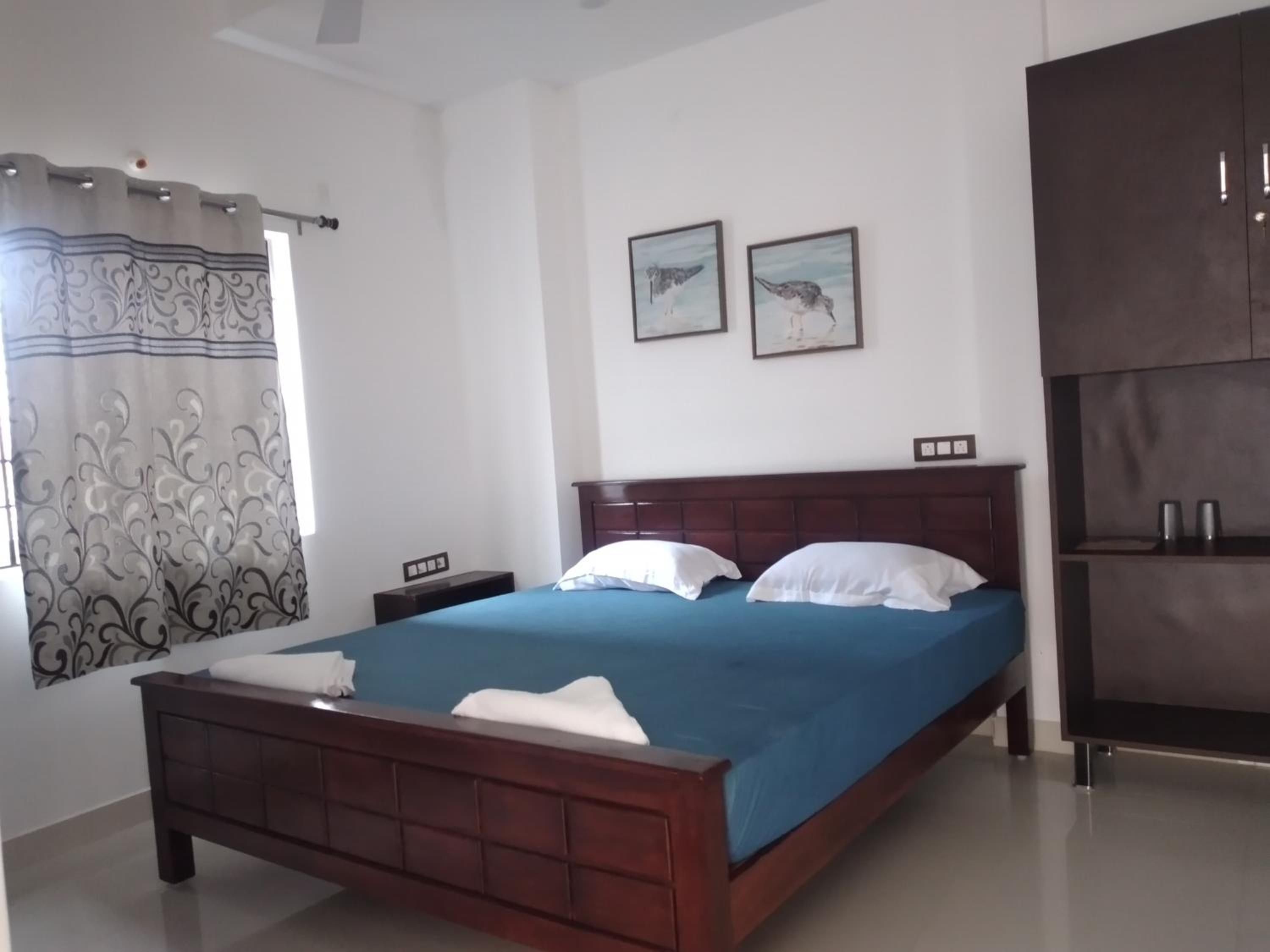 Deluxe Double Room (2 Adults + 1 Child) - Photo 1