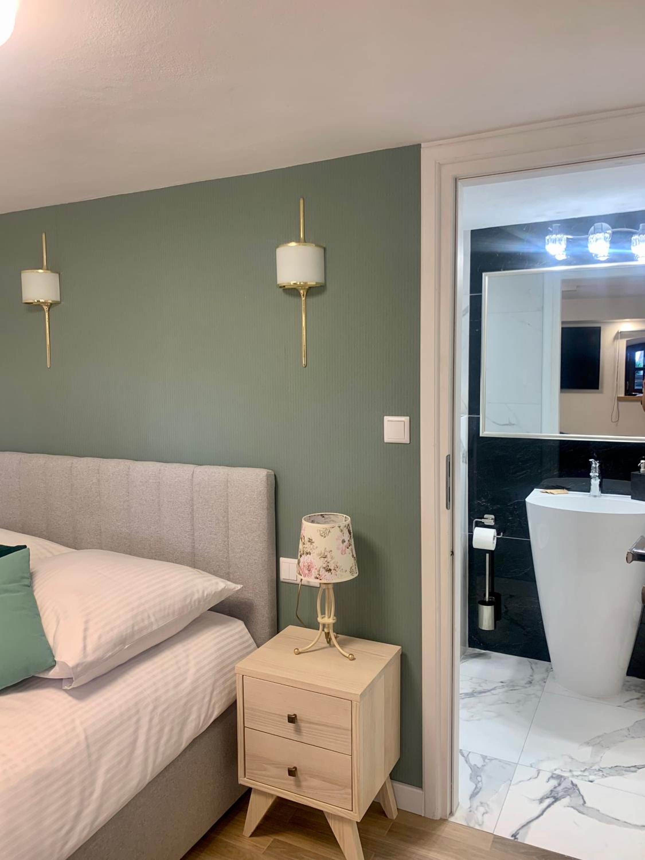 Standard Double Room - Photo 8