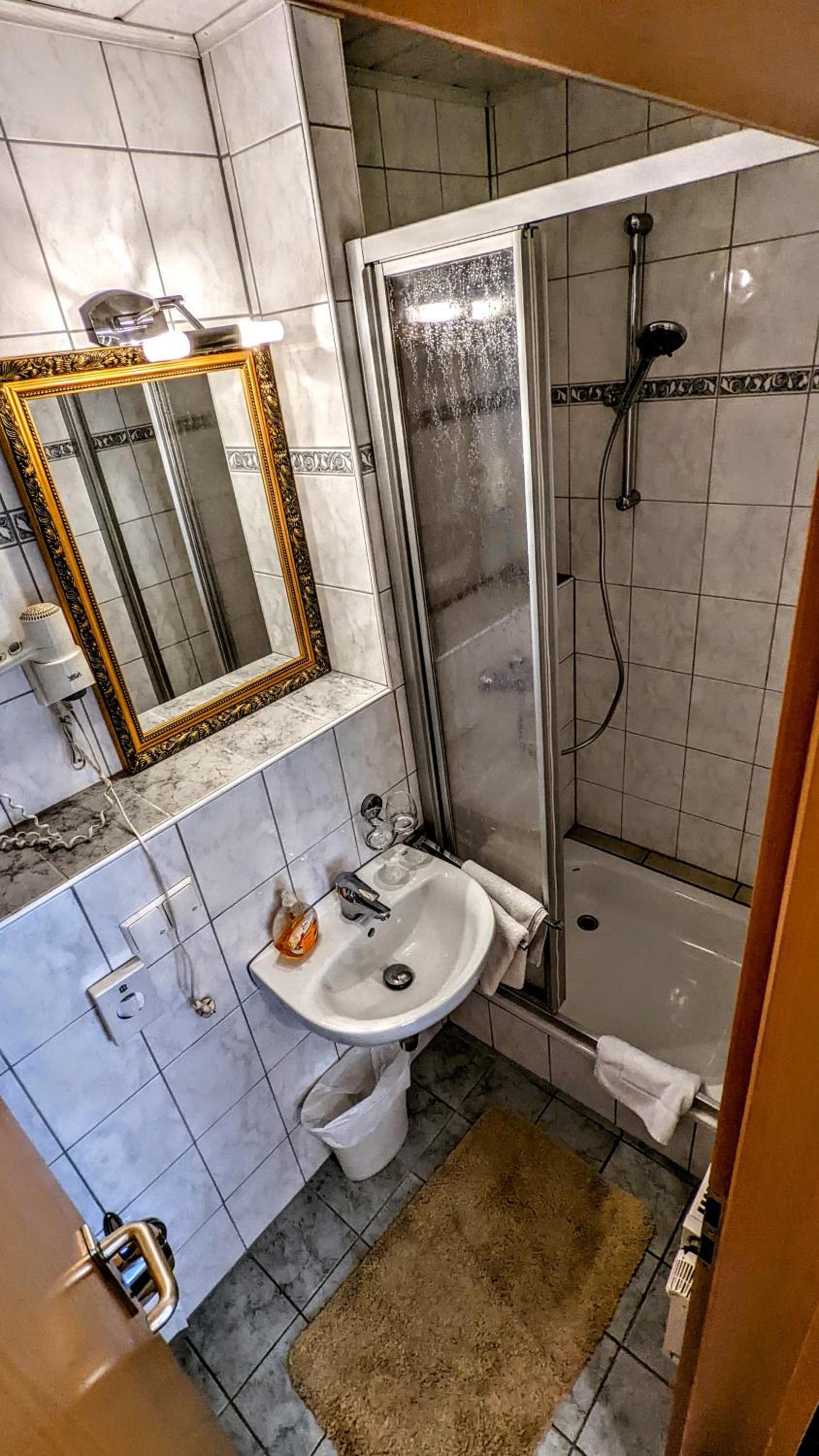 Double Room - Photo 10