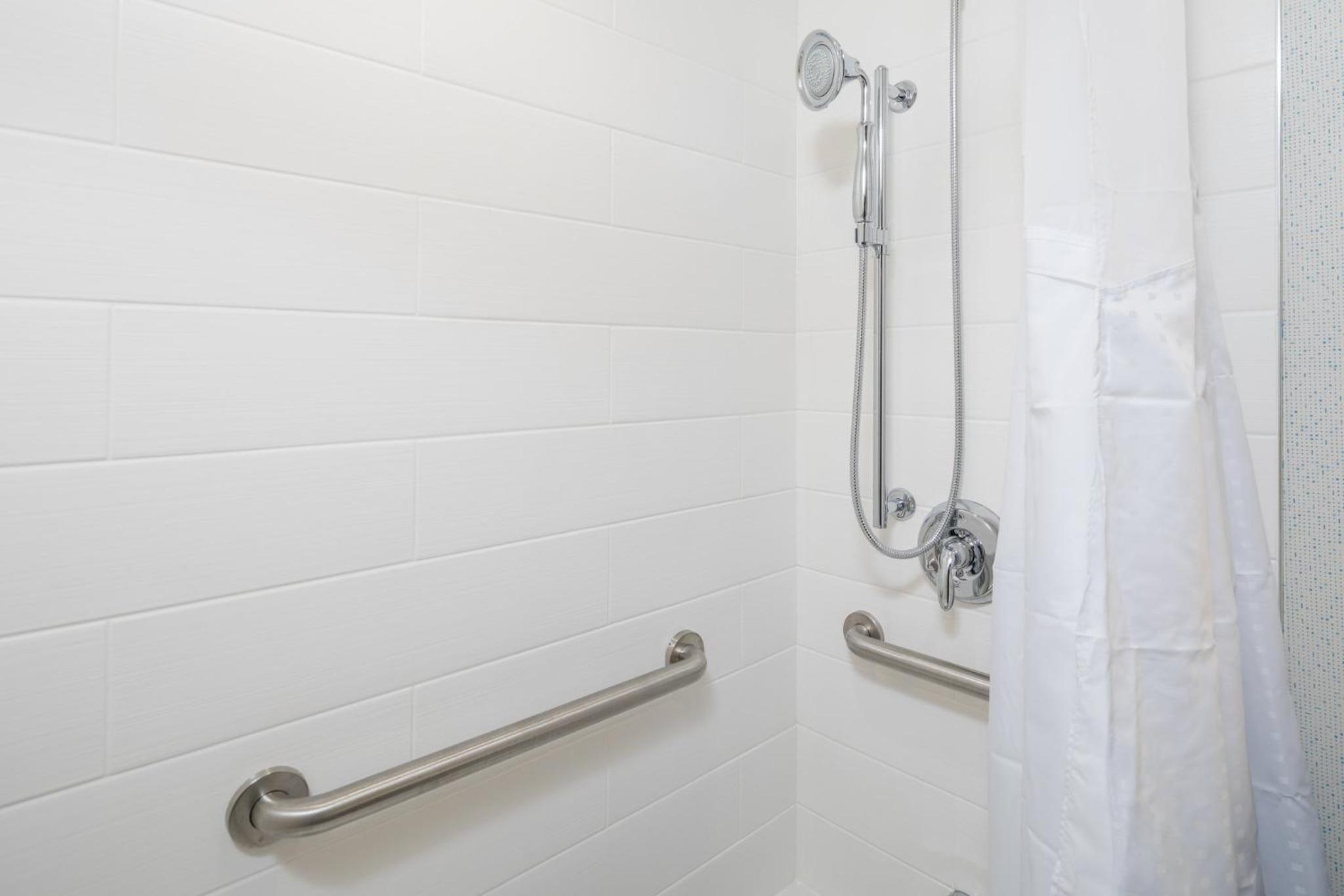 Standard King Room with Roll-in Shower - Mobility Accessible - Photo 5