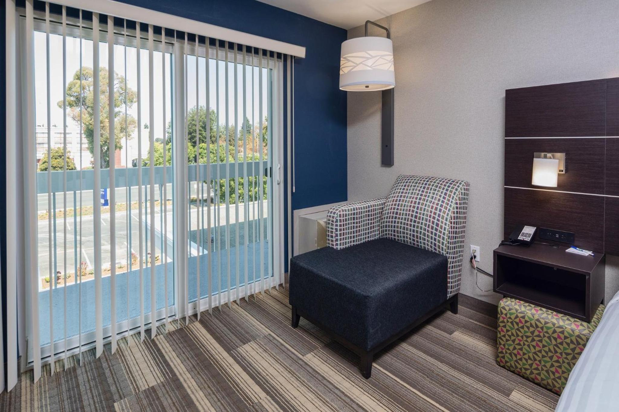 Standard King Room with Balcony - Photo 6