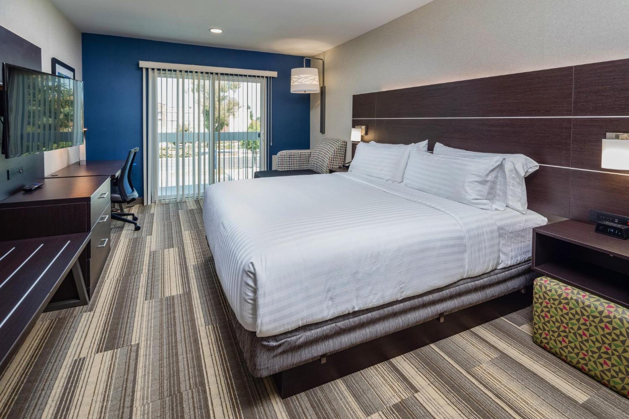 Standard King Room with Balcony - Photo 7