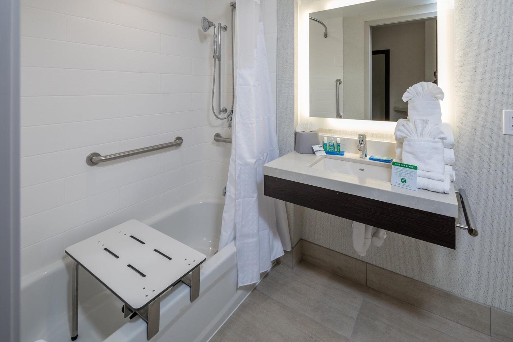 Standard King Room with Mobility Accessible Tub - Photo 5