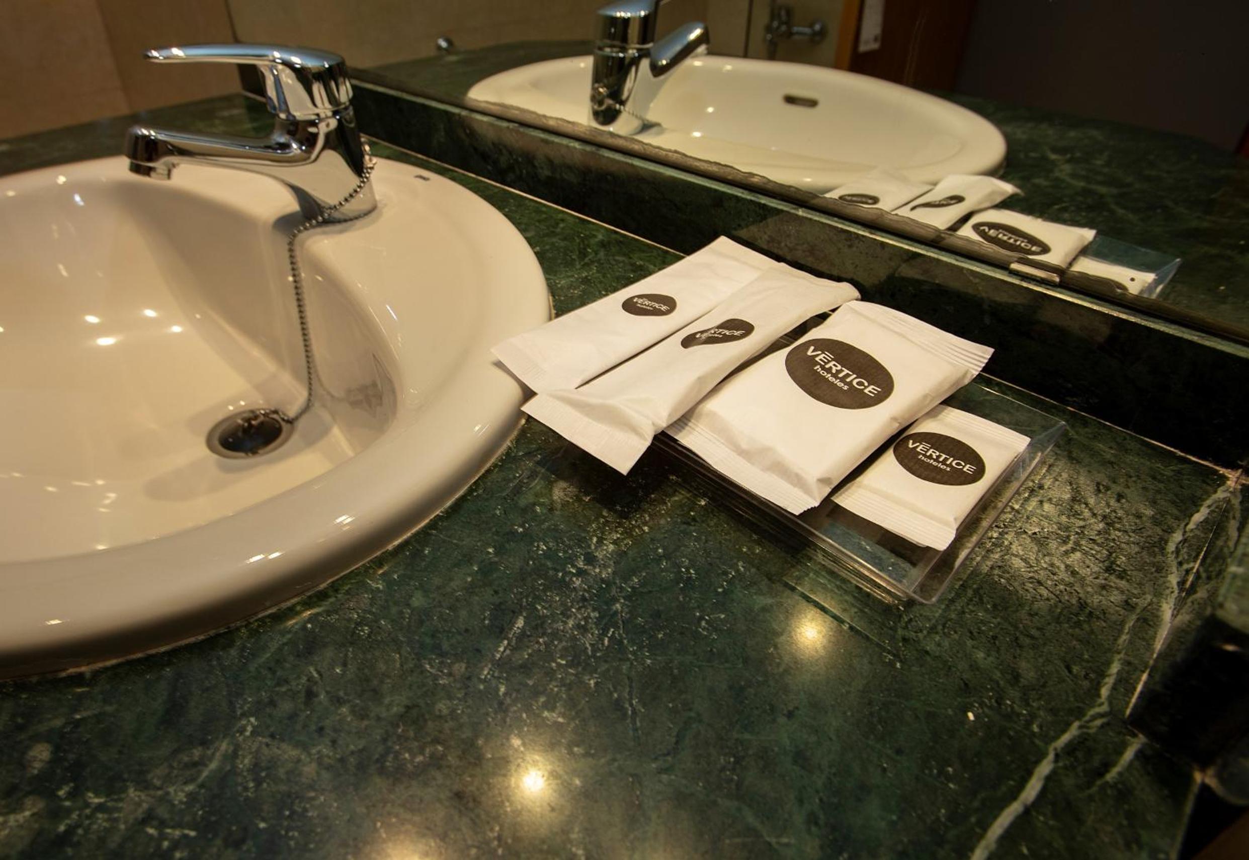 Standard Double Room - Photo 8