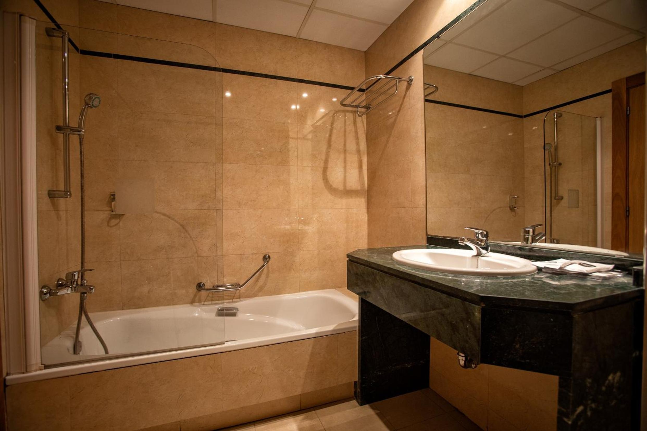 Standard Double Room - Photo 6