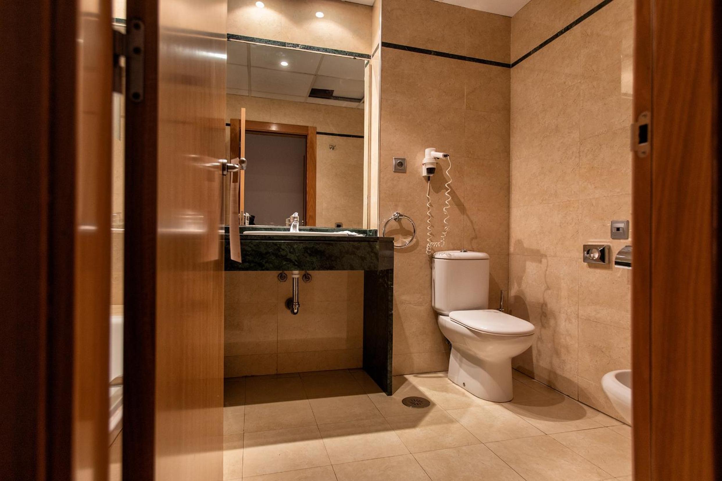 Standard Double Room - Photo 7