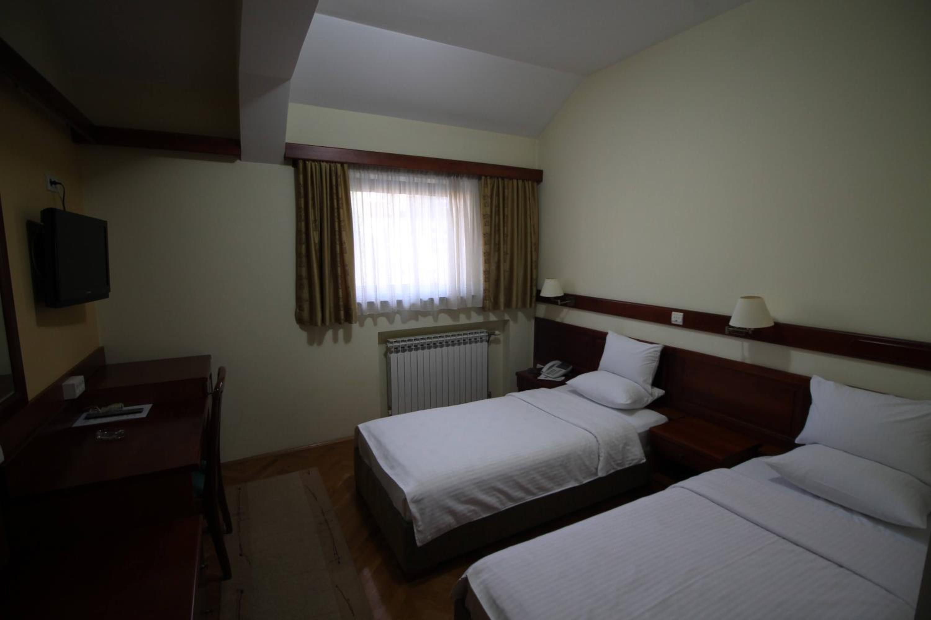 Twin Room with Bathroom photo 2
