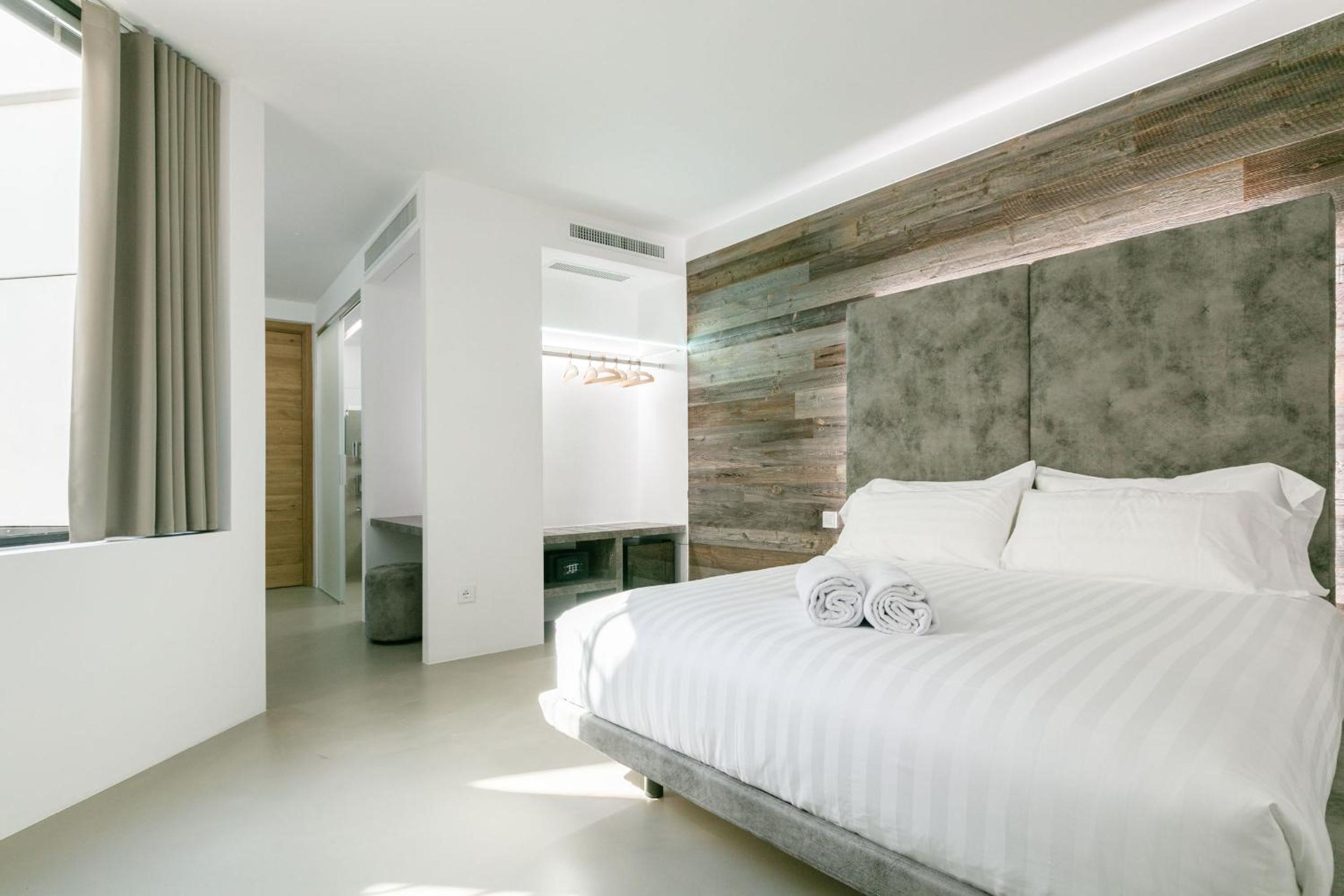 Deluxe King Room photo 2