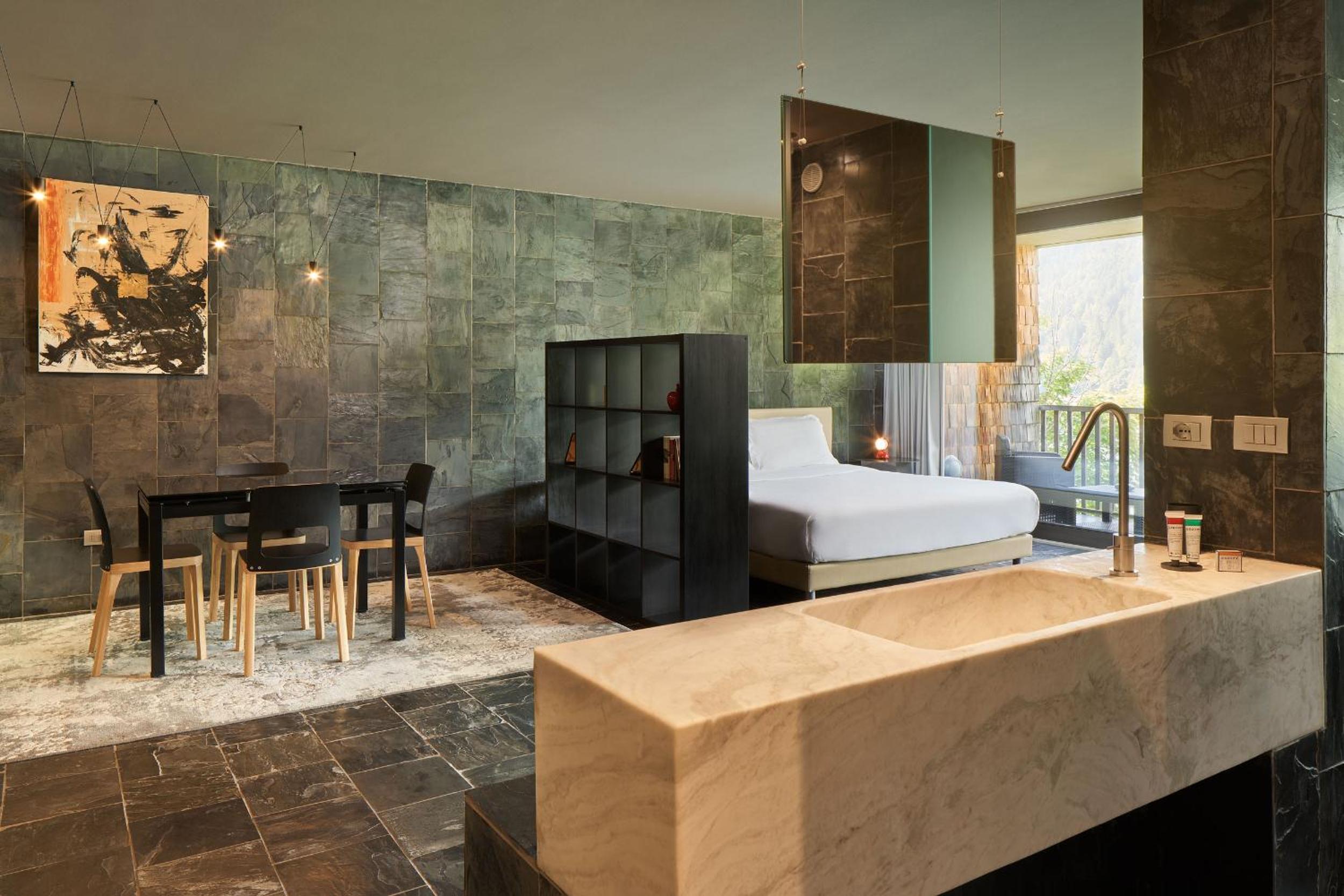 Deluxe Suite with Spa Bath - Photo 2