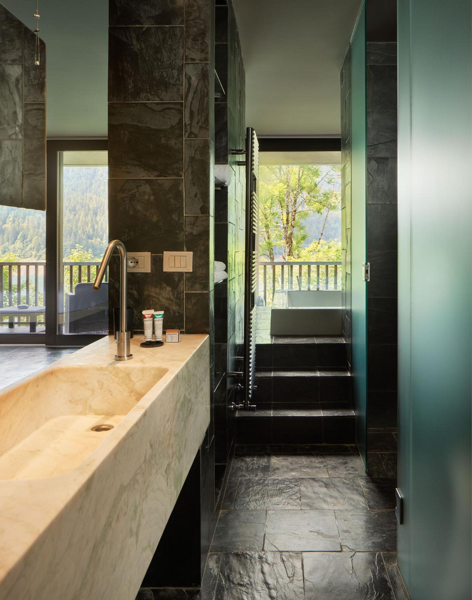 Deluxe Suite with Spa Bath - Photo 7