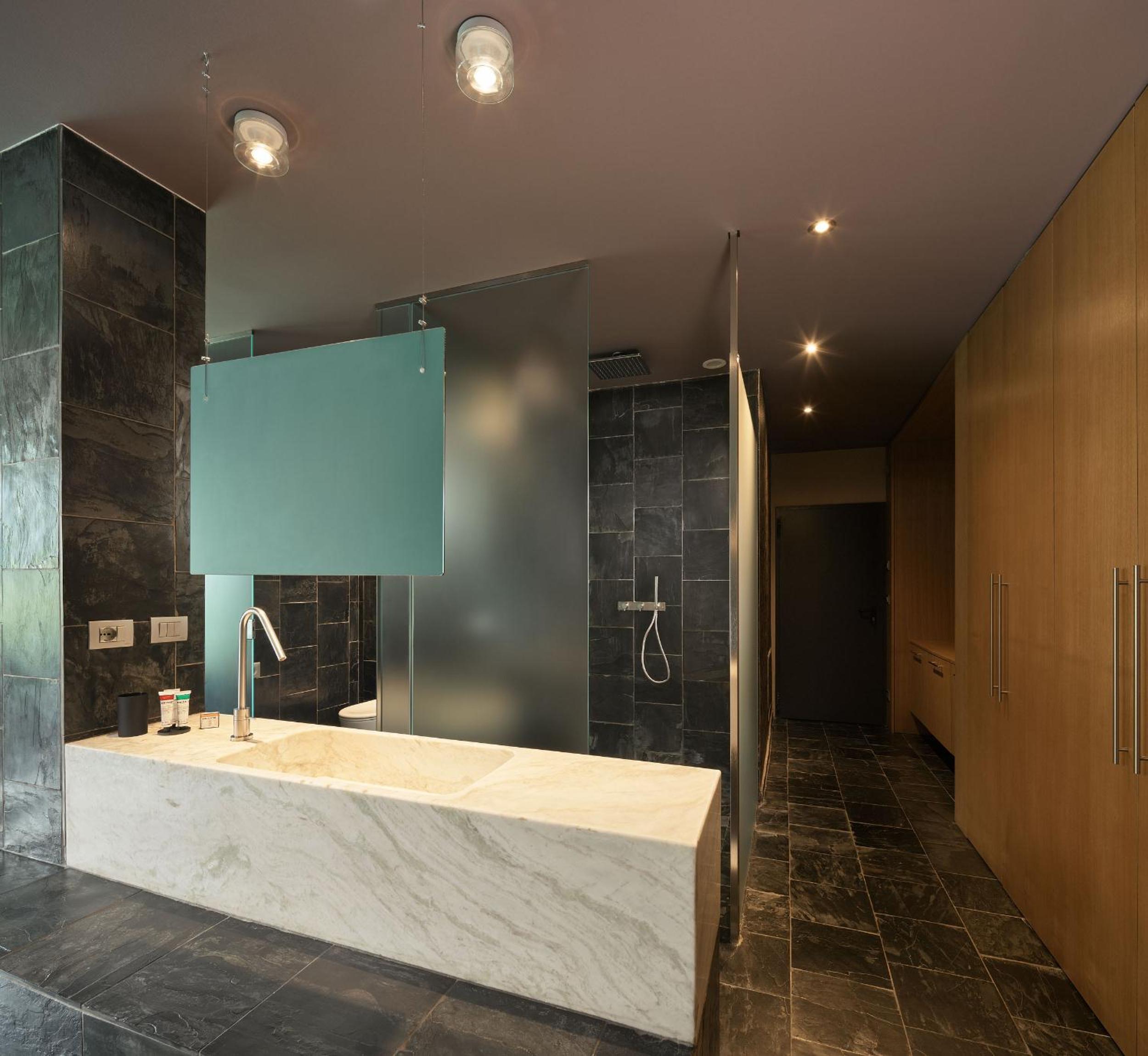 Deluxe Suite with Spa Bath - Photo 6