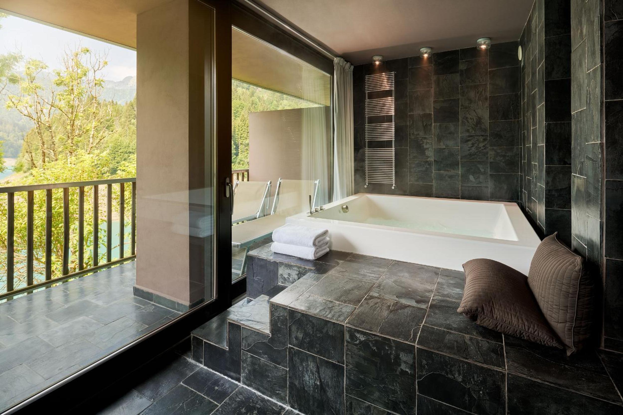 Deluxe Suite with Spa Bath - Photo 3