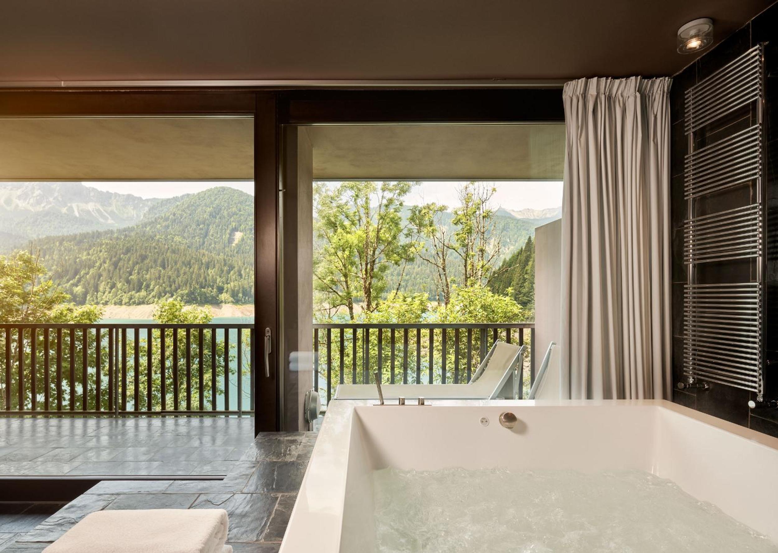 Deluxe Suite with Spa Bath - Photo 4