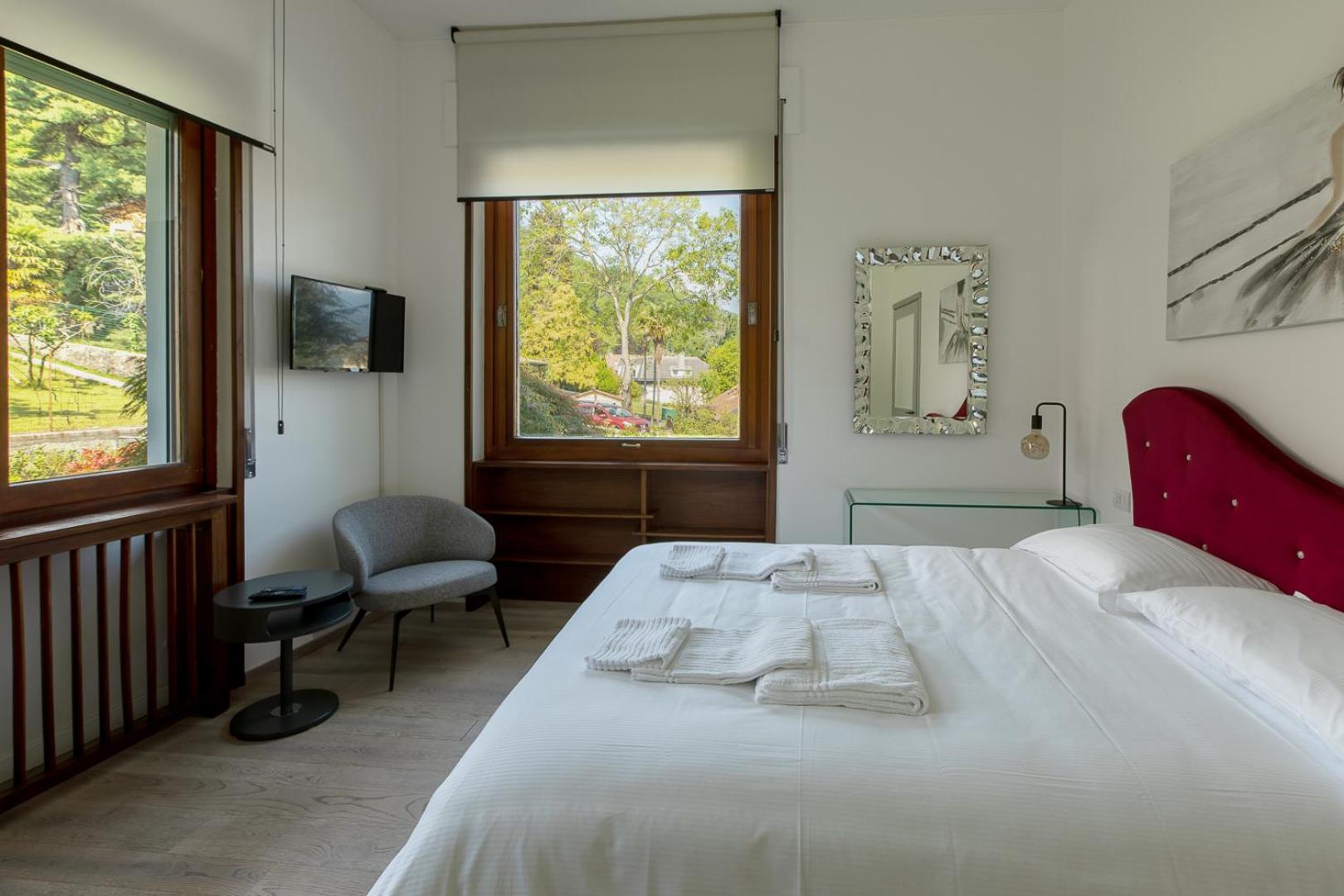 Family Room with Garden View - Photo 2