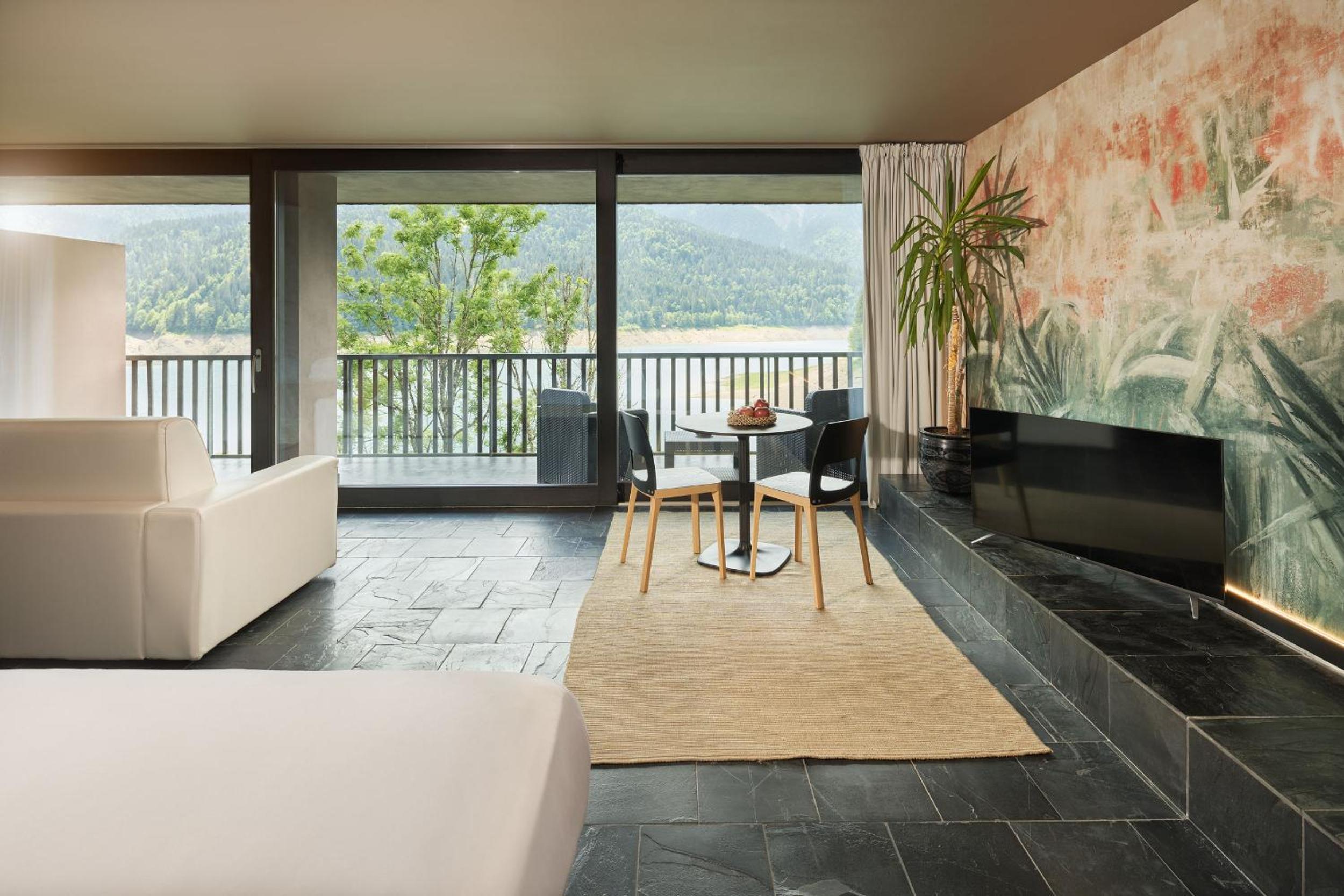Suite with Lake View - Photo 3