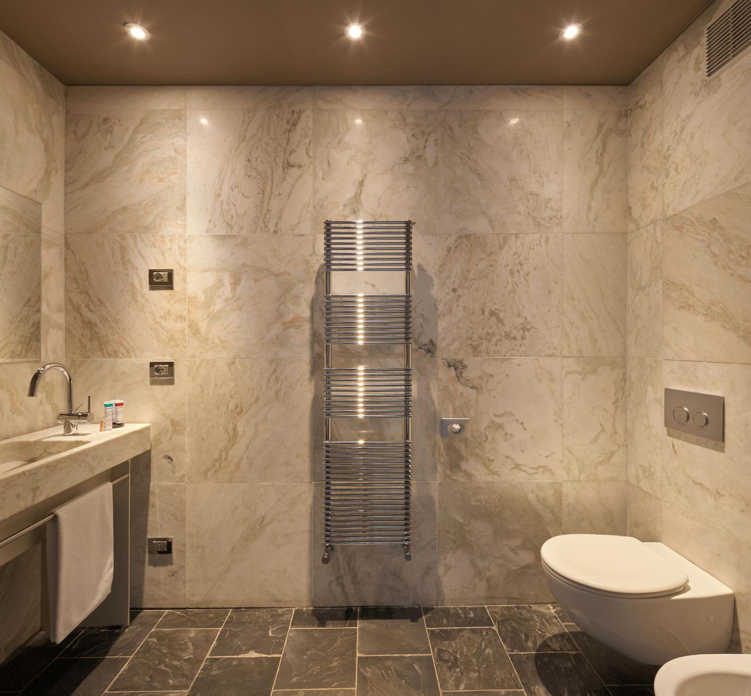 Suite with Lake View - Photo 8