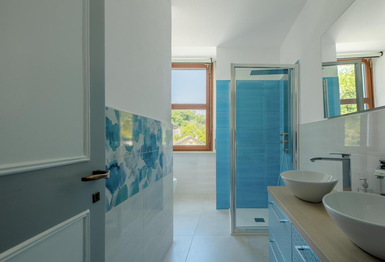 King Room with Lake View - Photo 4