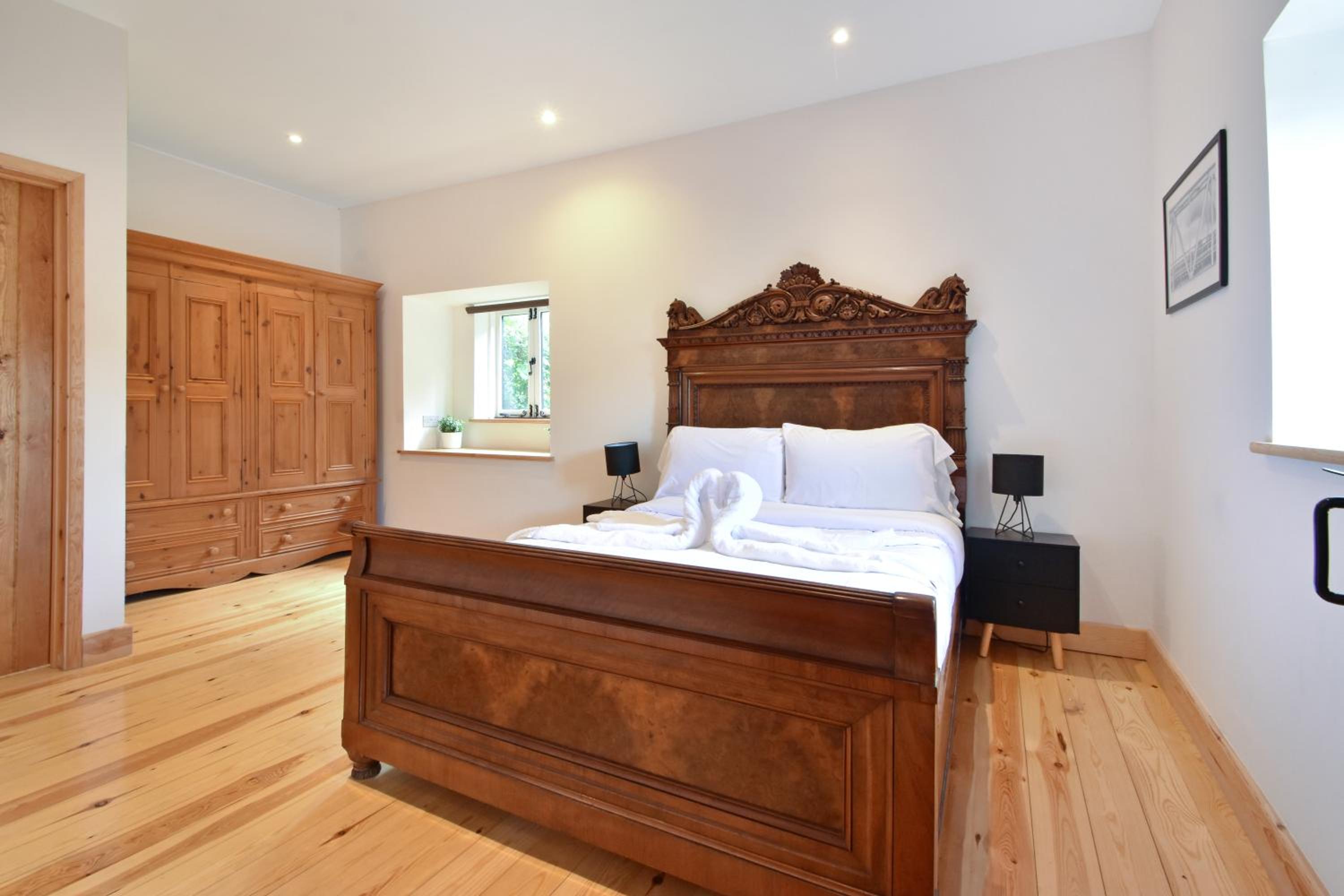 Five-Bedroom House photo 1