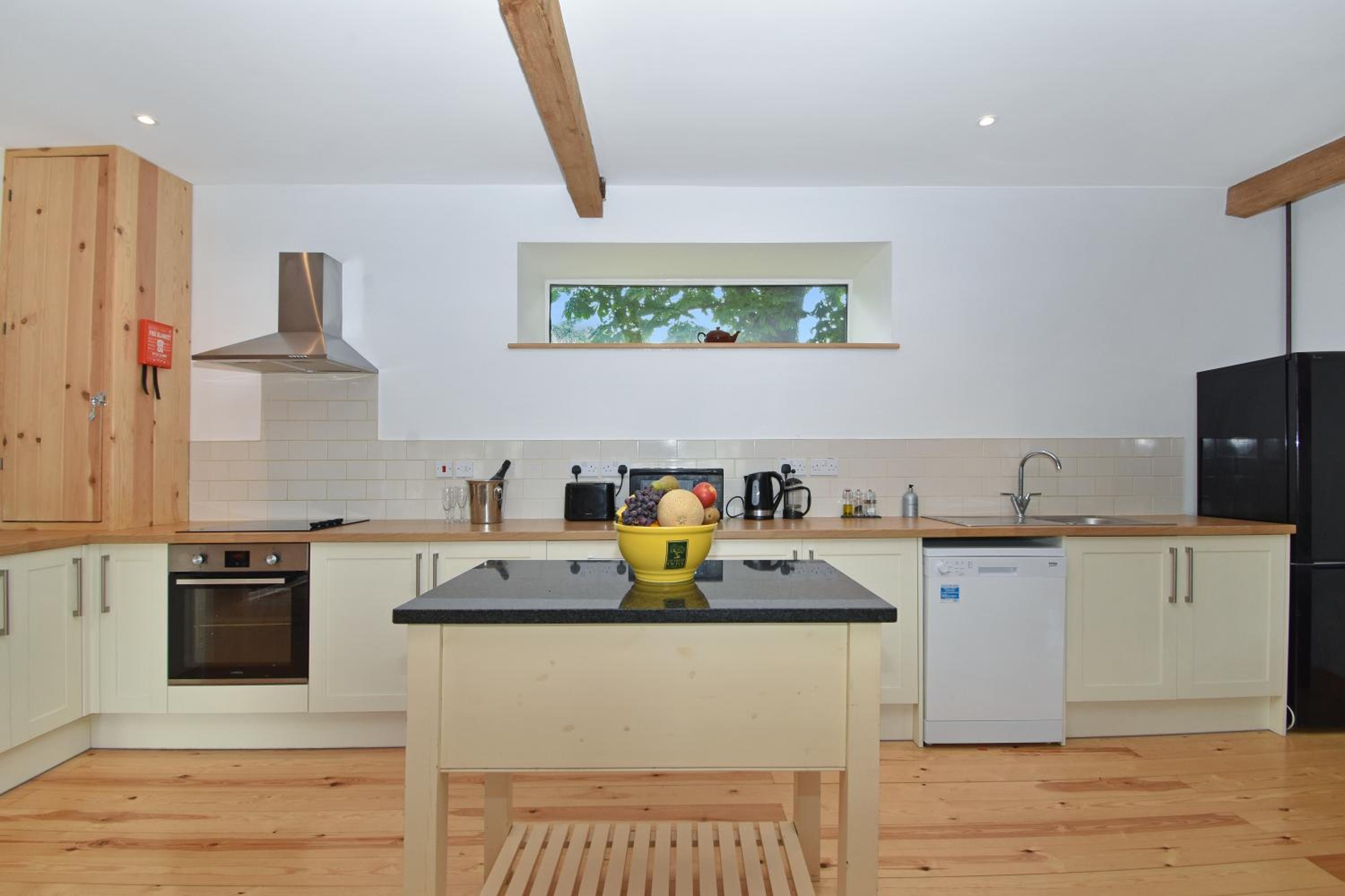 Five-Bedroom House photo 2