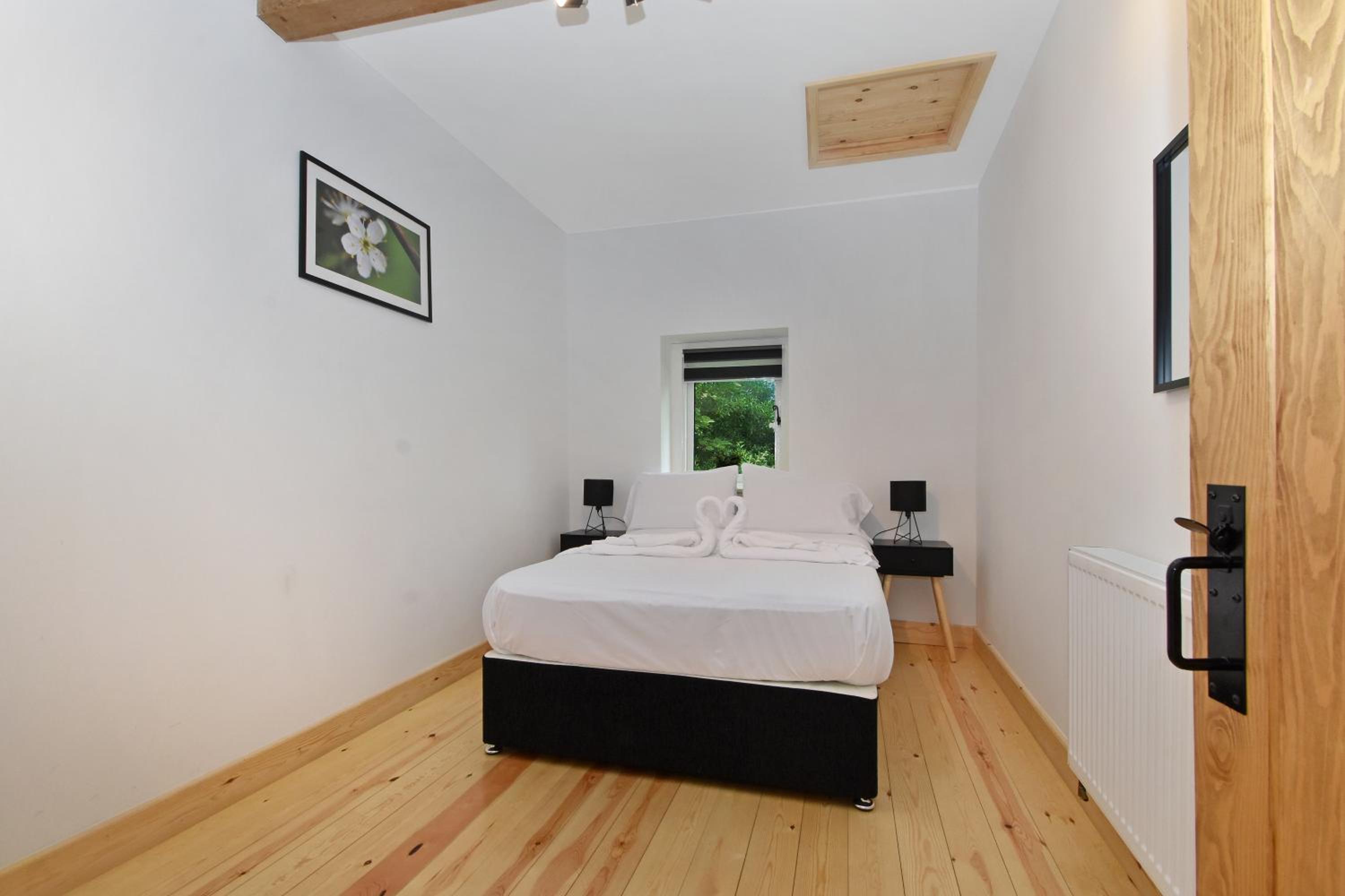 Five-Bedroom House photo 3