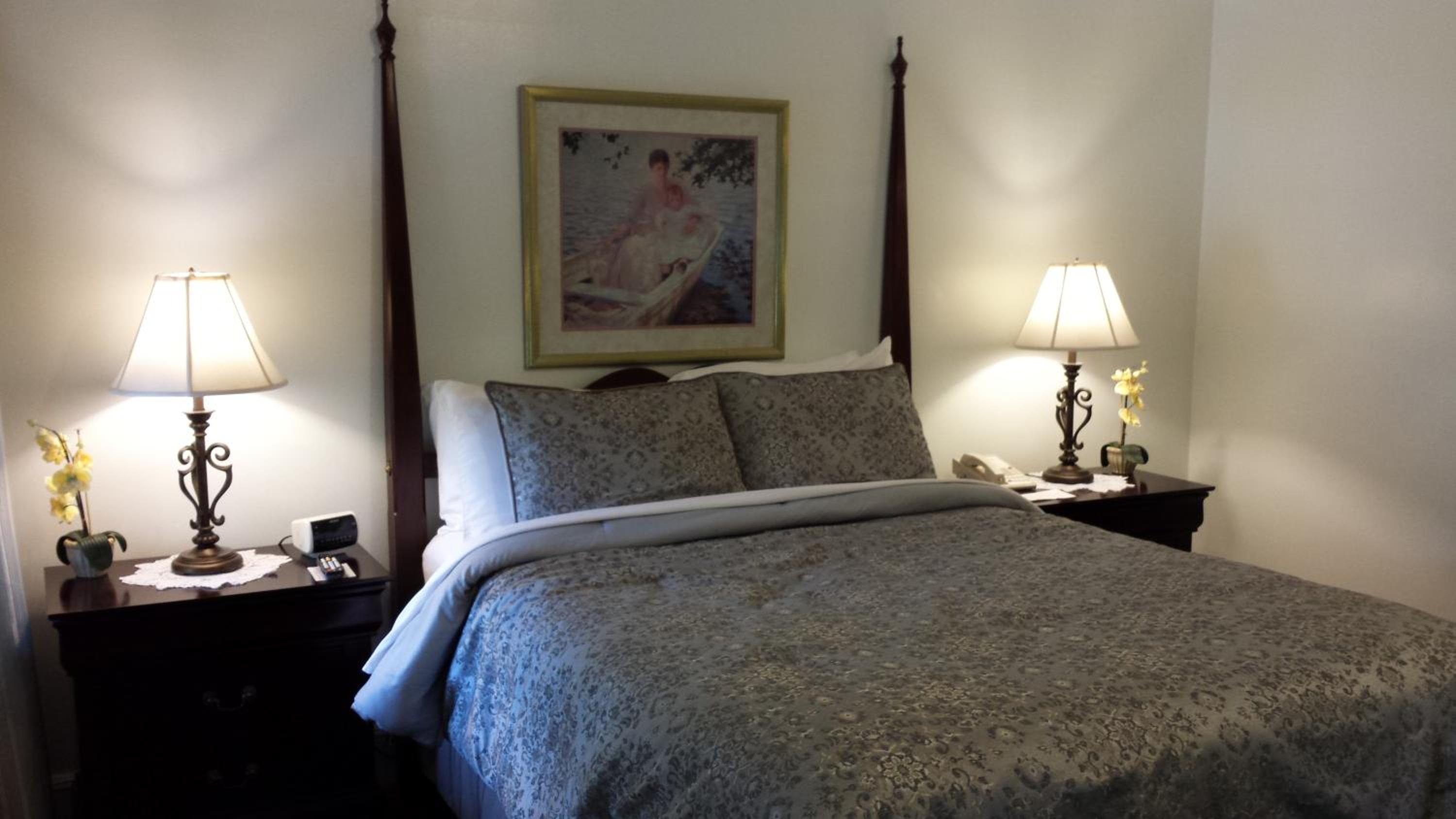 Deluxe Queen Suite photo 2
