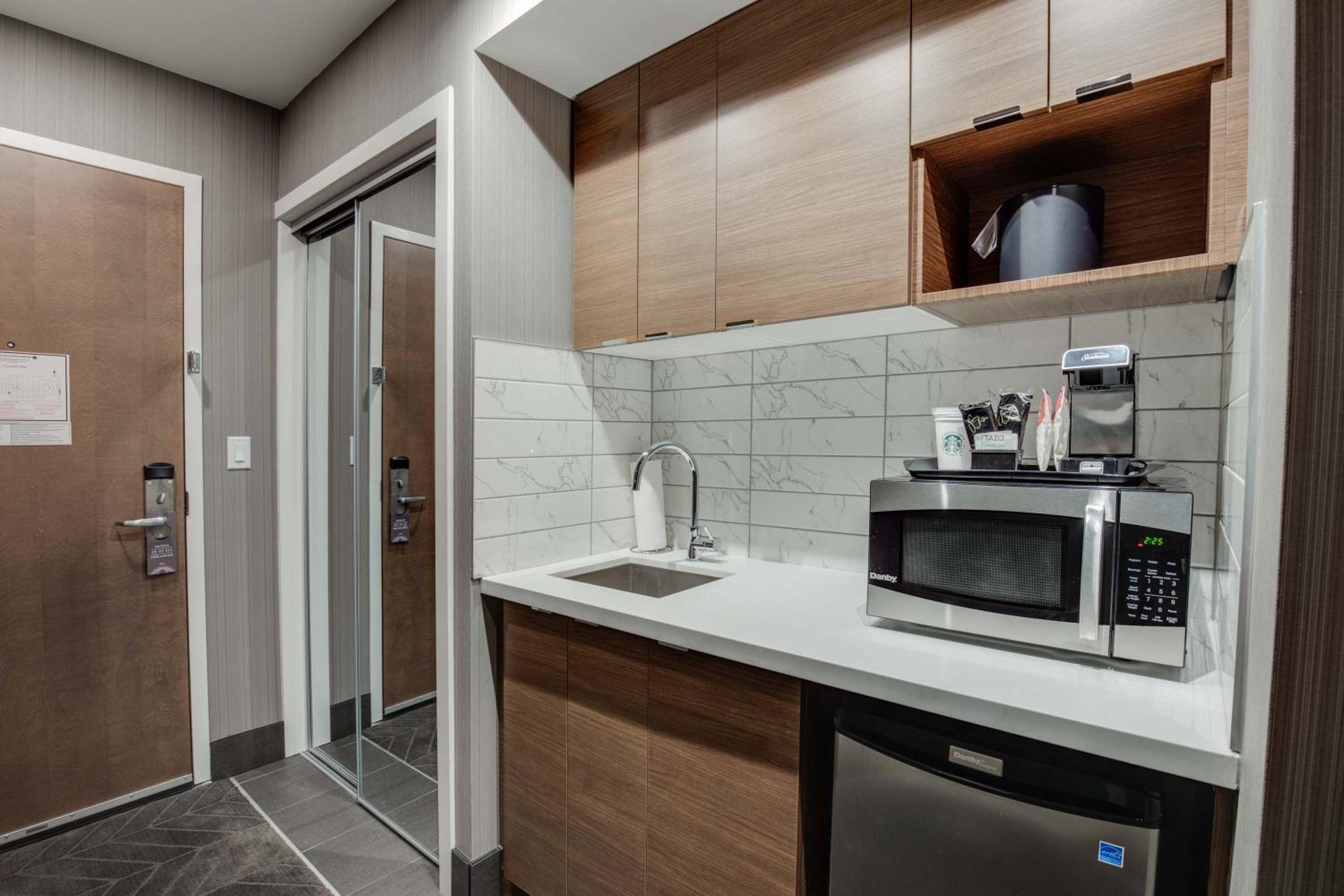 Studio Suite, 1 King Bed, Kitchenette - Photo 4