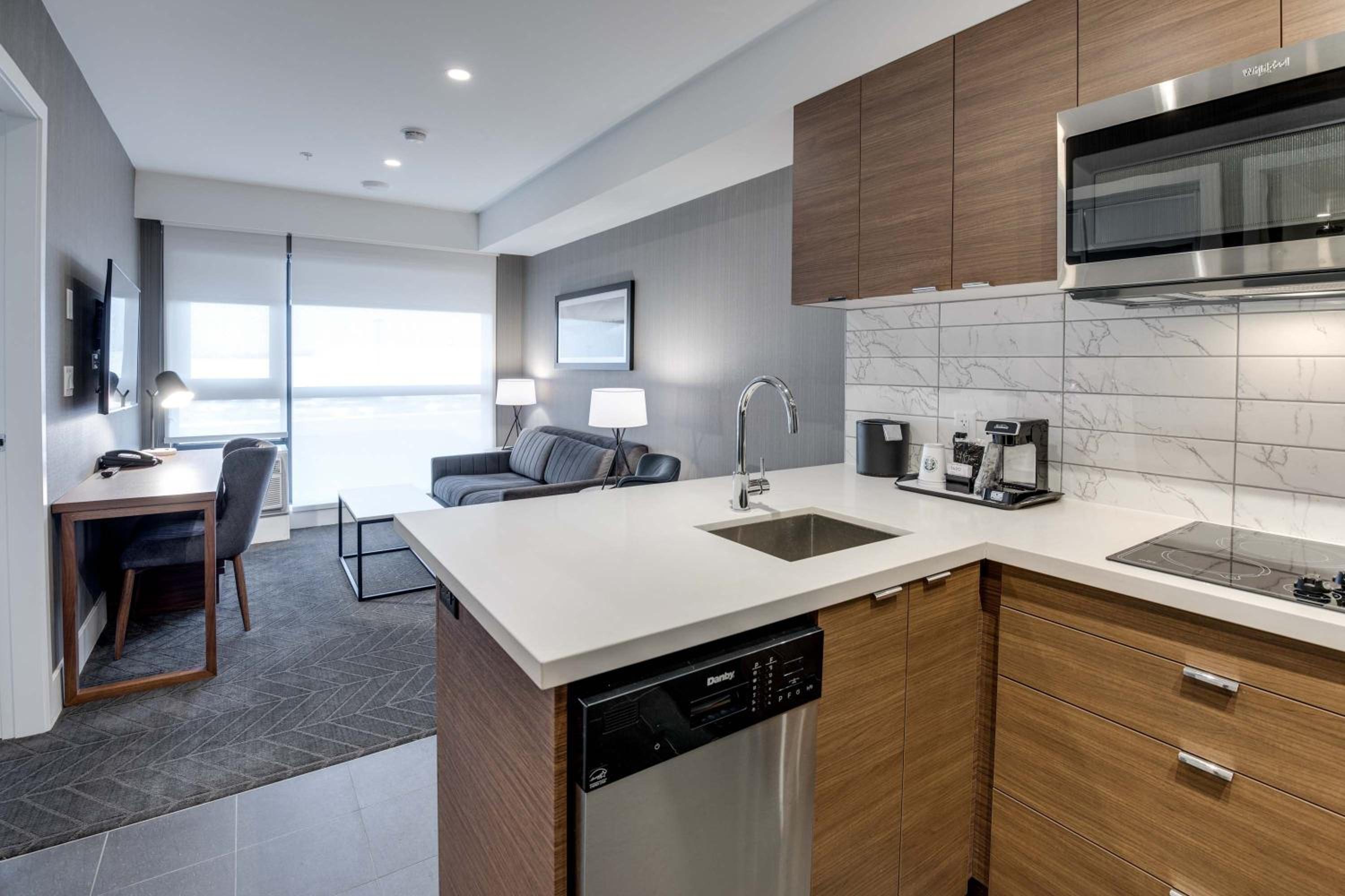 Standard Suite, 1 King Bed, Kitchen - Photo 8