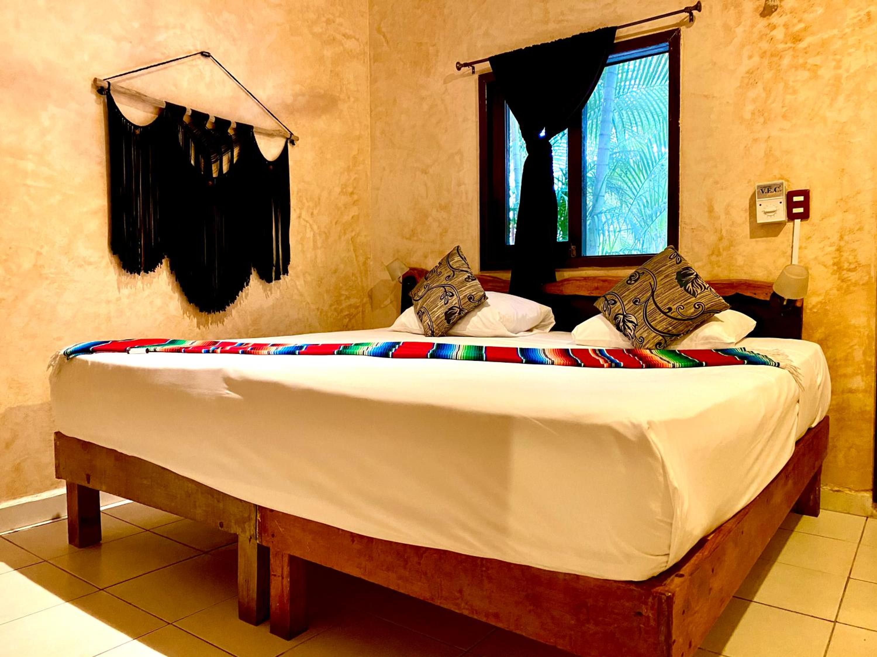 Standard King Room - Photo 8