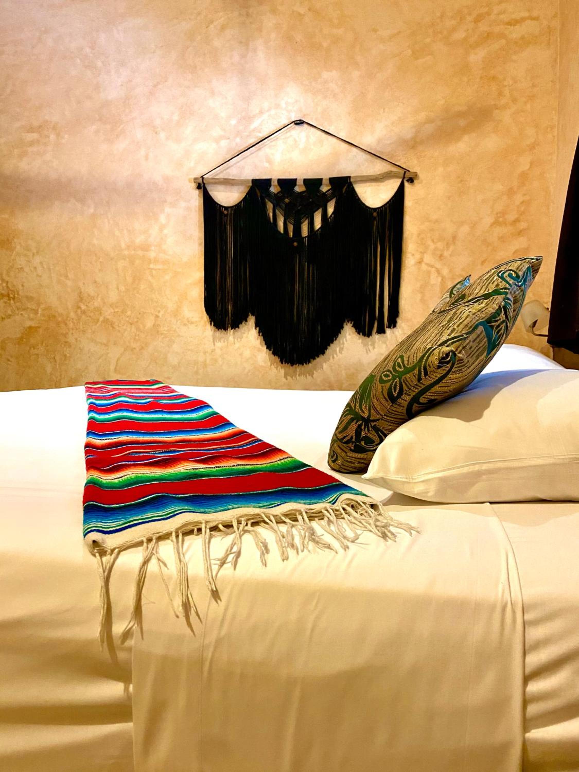 Standard King Room - Photo 7