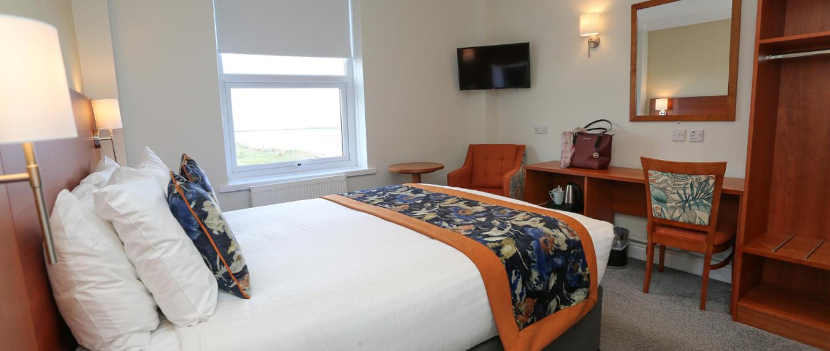 Double Room with Coastal View - Photo 5