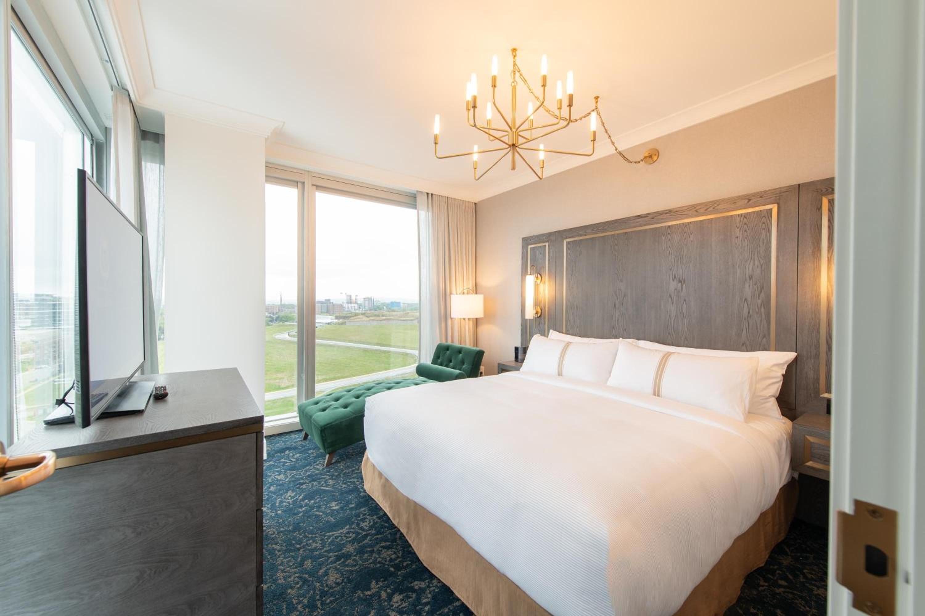 Executive Suite, 1 King Bed, Sofa Bed - Photo 1