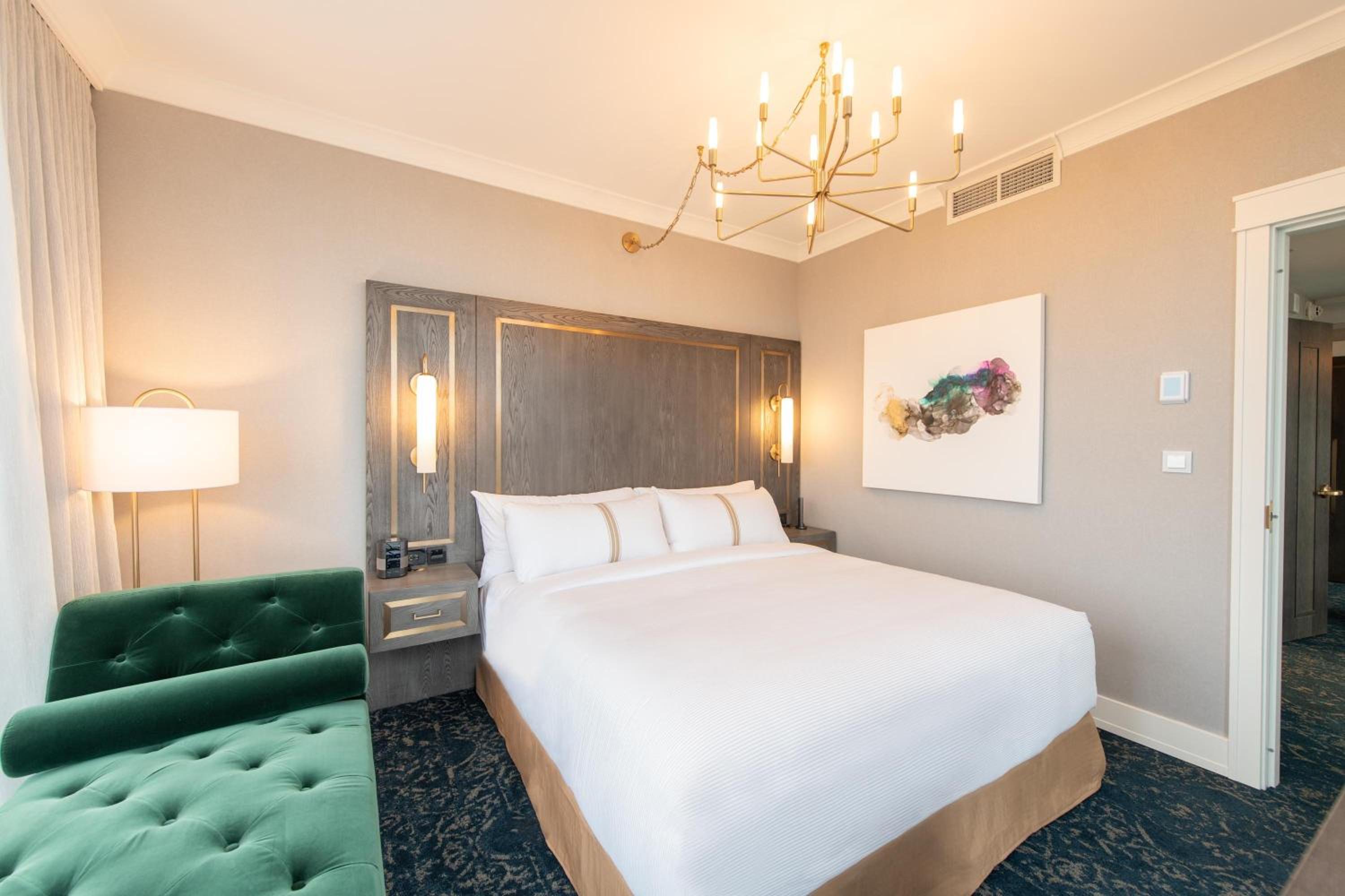Executive Suite, 1 King Bed, Sofa Bed - Photo 2