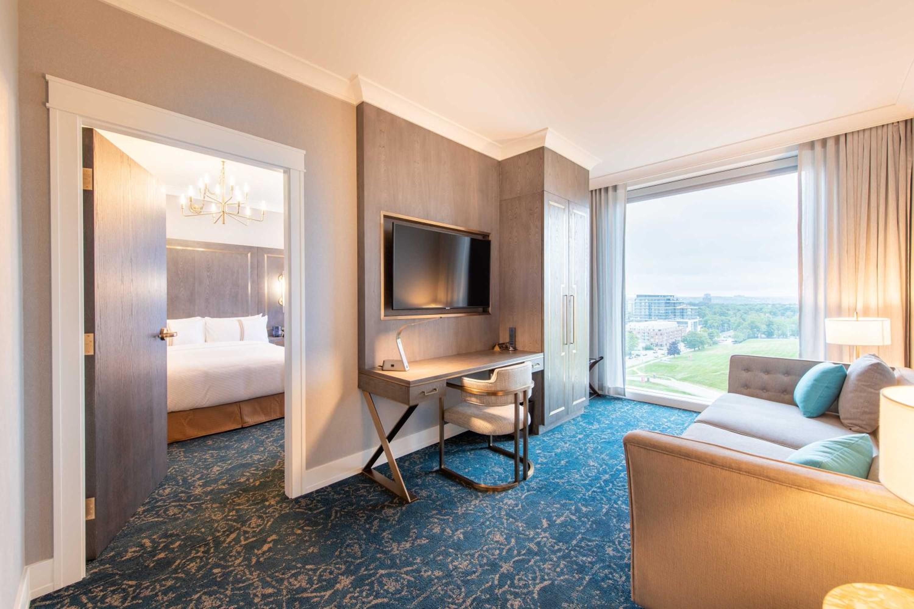 Grand Suite, 2 Queen Beds, Soaker Tub - Photo 2