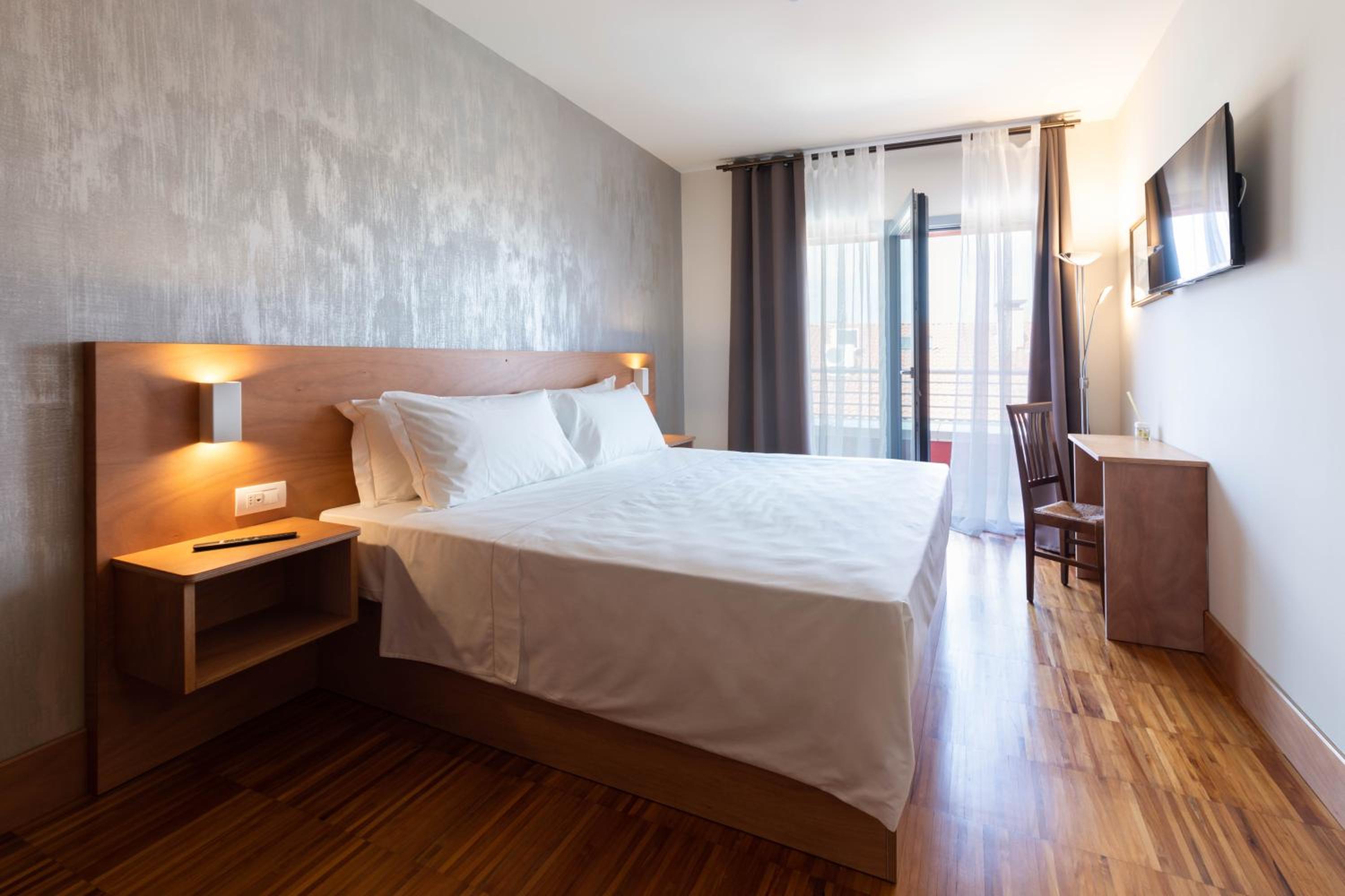 King Room with Balcony photo 1