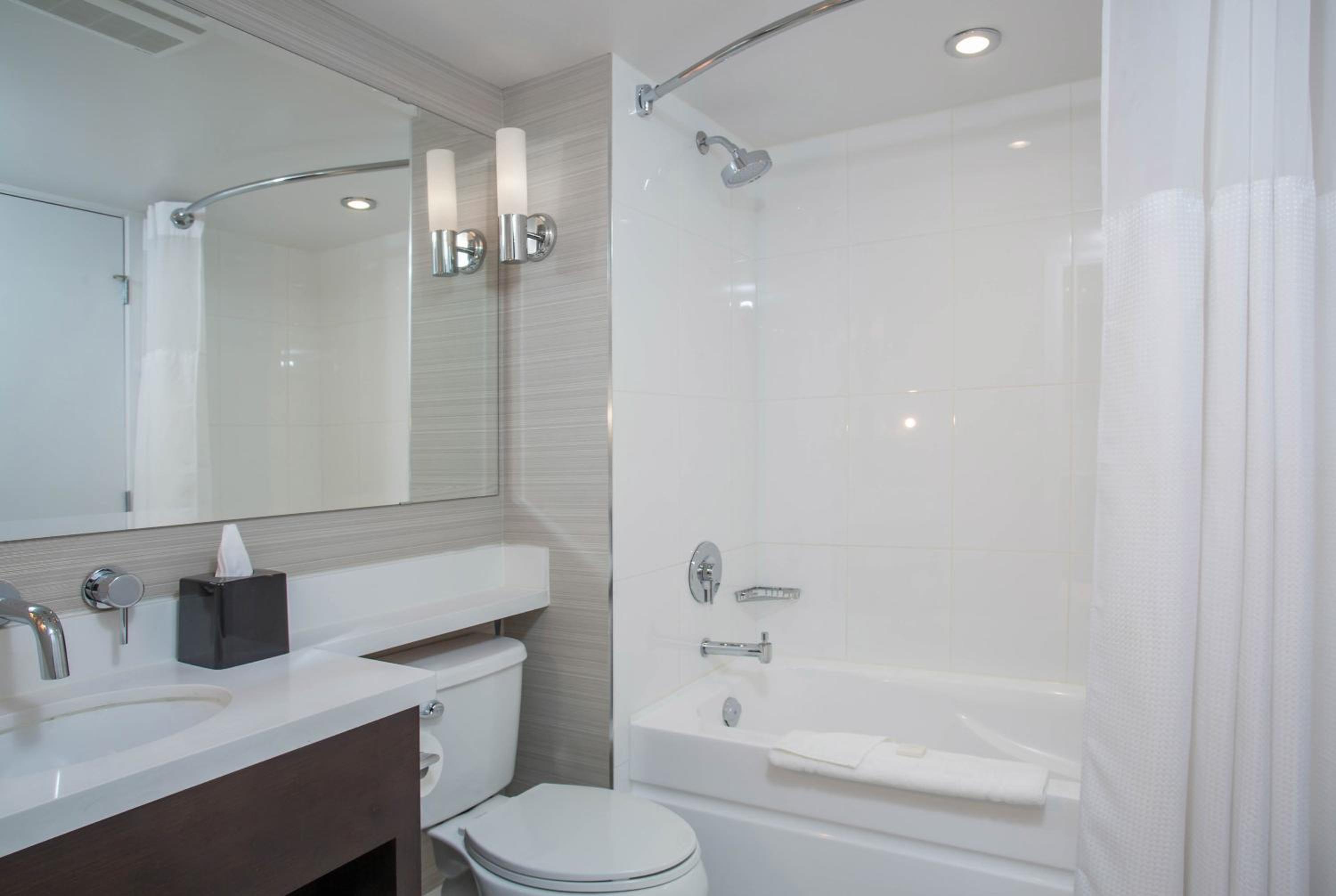 Standard Room, 2 Queen Beds, City View photo 2