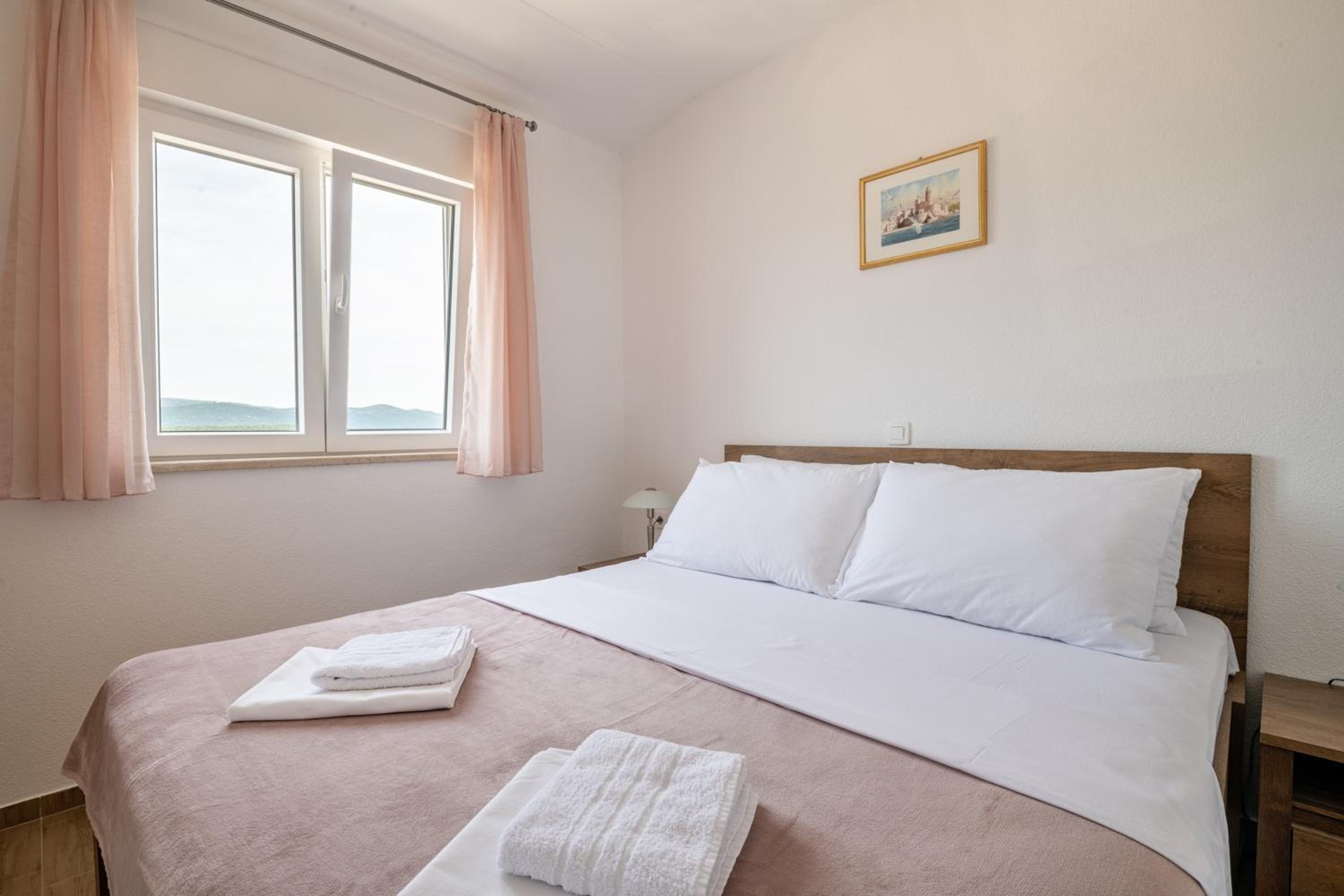One Bedroom Apartment with Balcony and Sea View