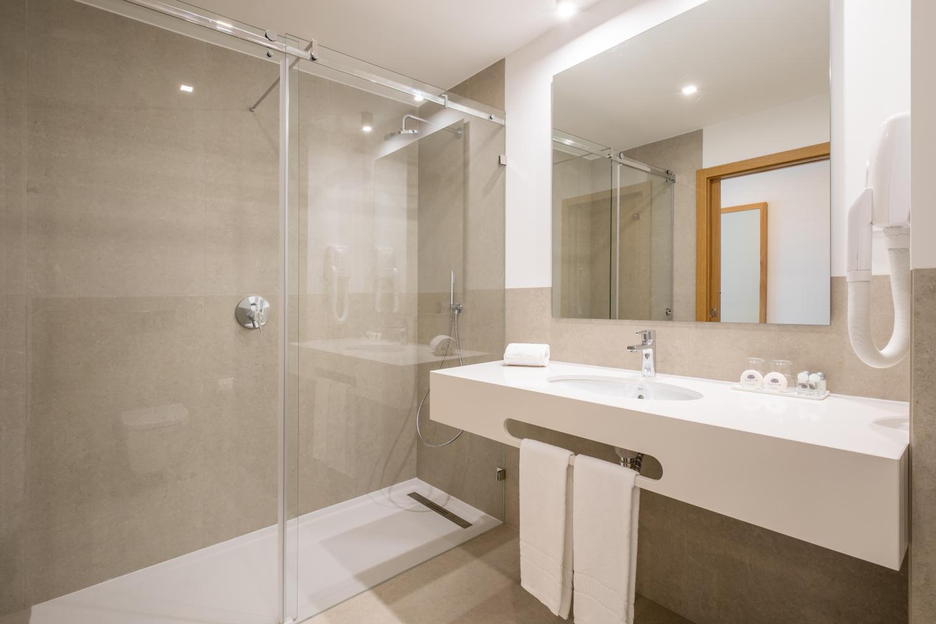 Twin Room with Pool View photo 3