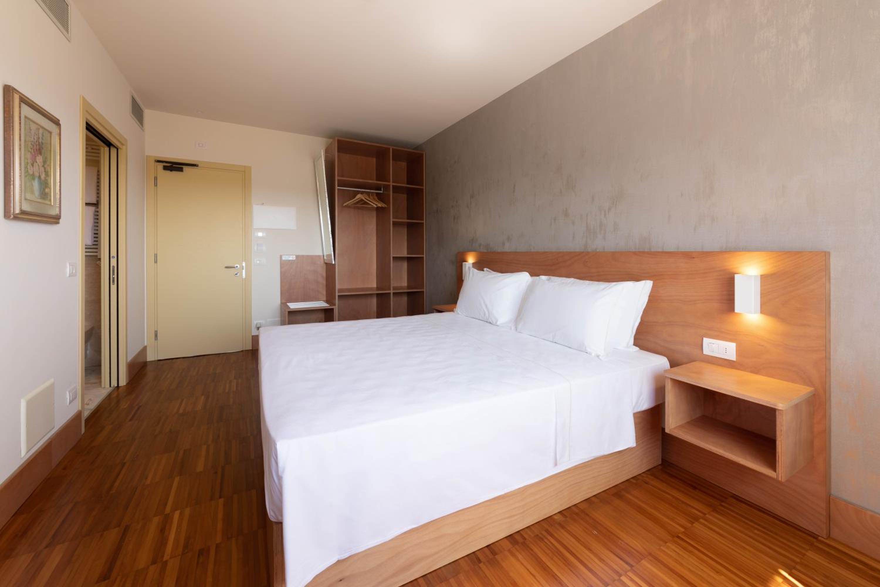 Double Room - Photo 5