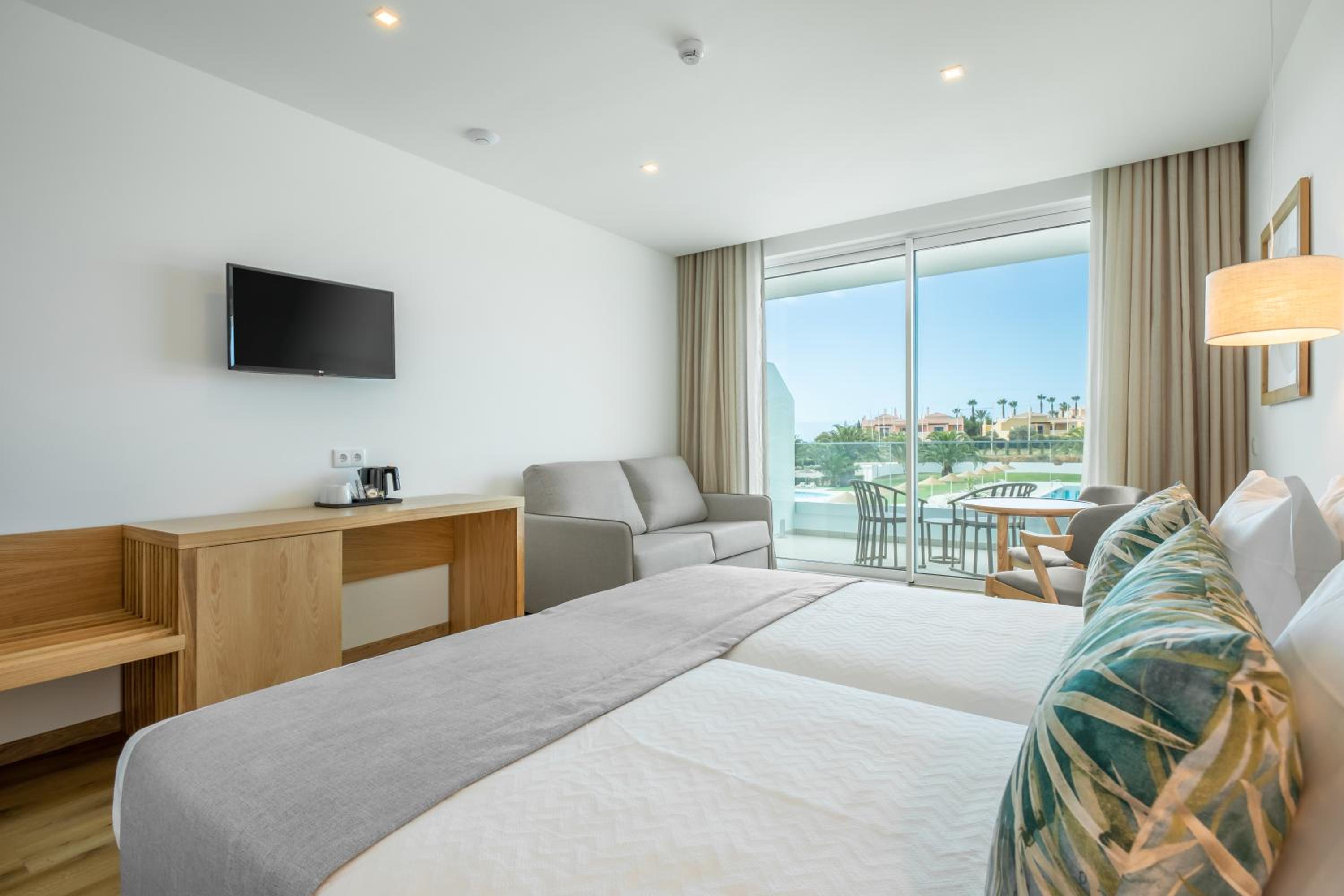 Twin Room with Pool View photo 2