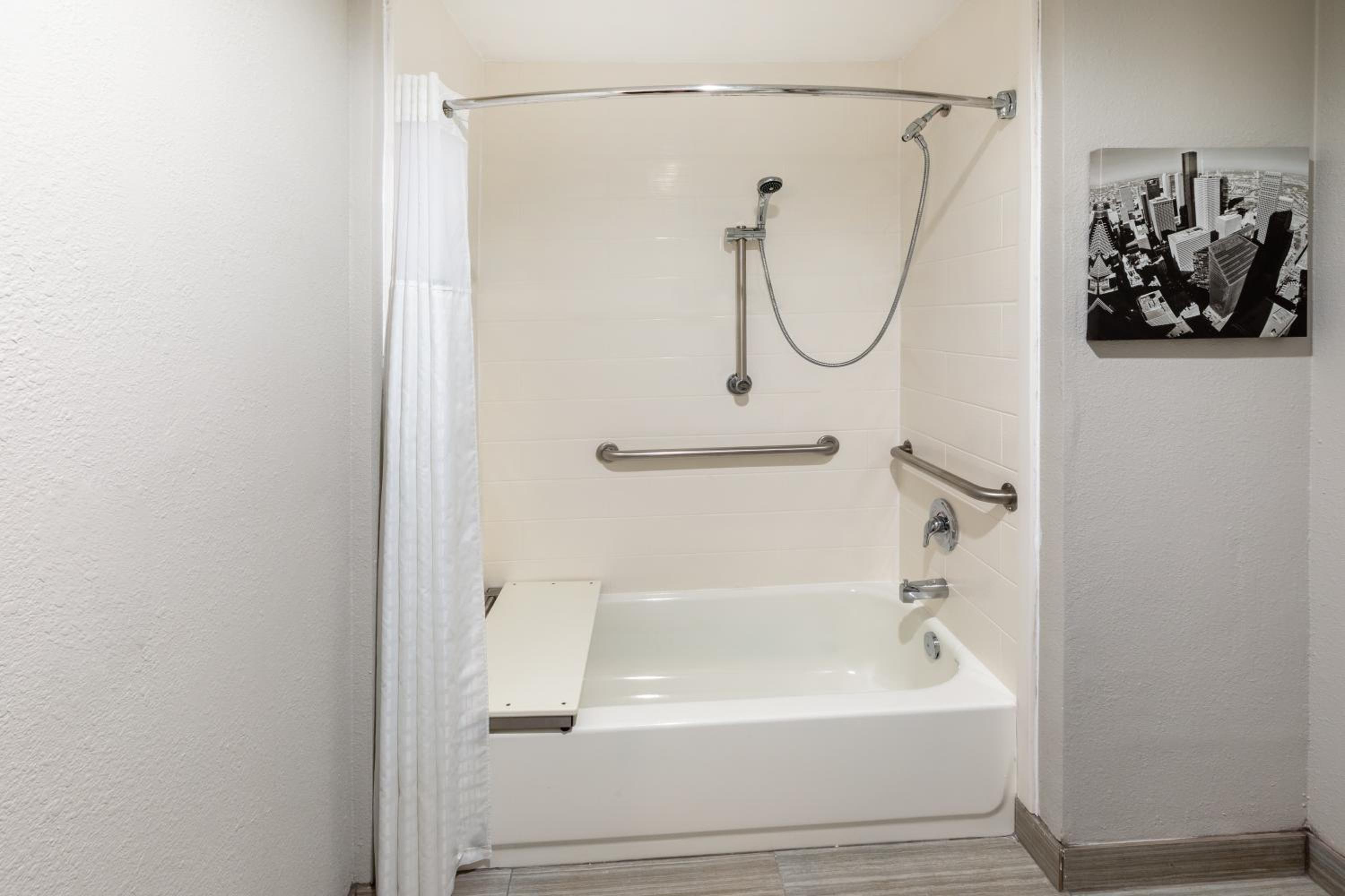 Double Room with Full Bed - Mobility and Hearing Impaired Accessible/Non-Smoking - Photo 9