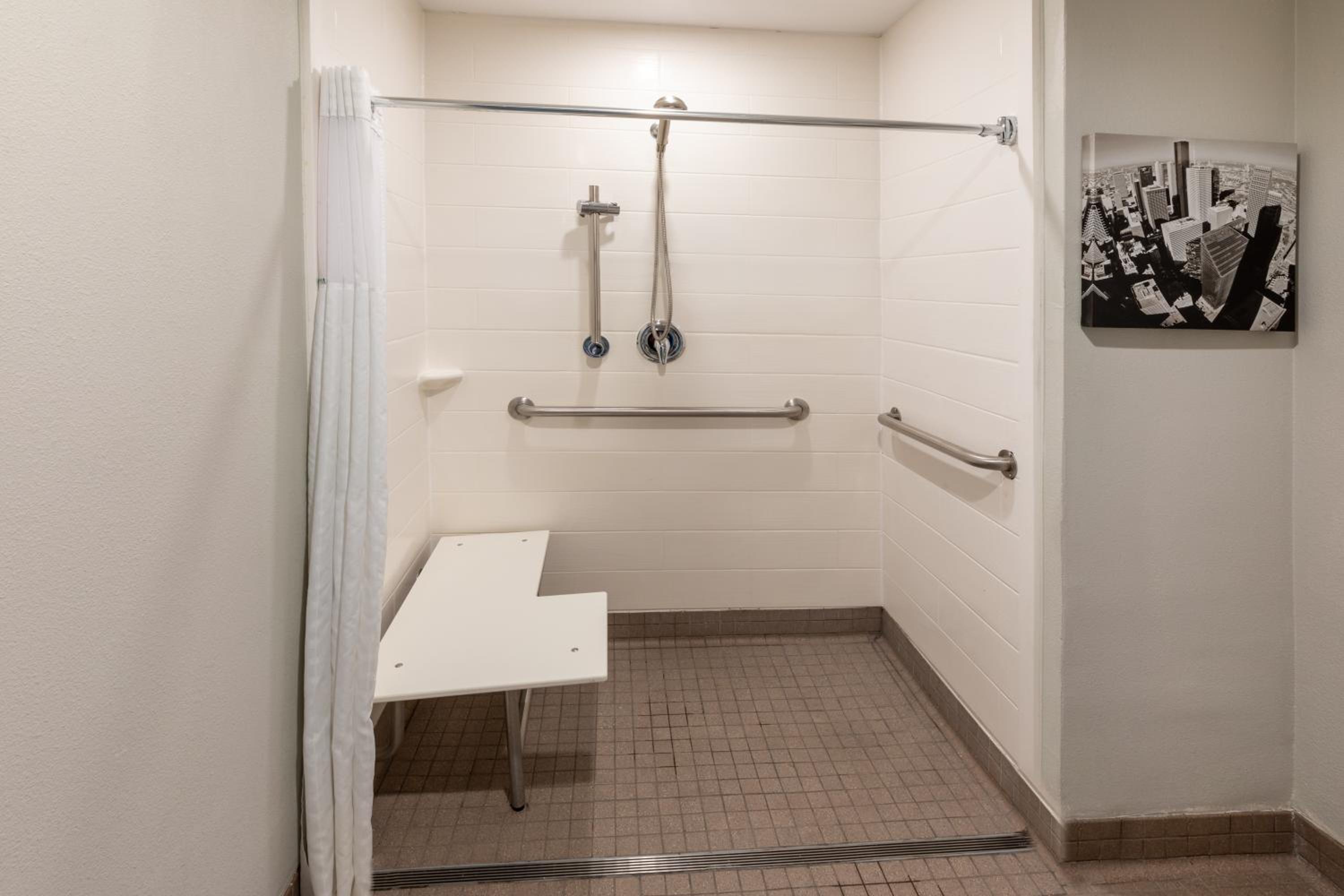 Double Room with Full Bed - Mobility and Hearing Impaired Accessible/Non-Smoking - Photo 10