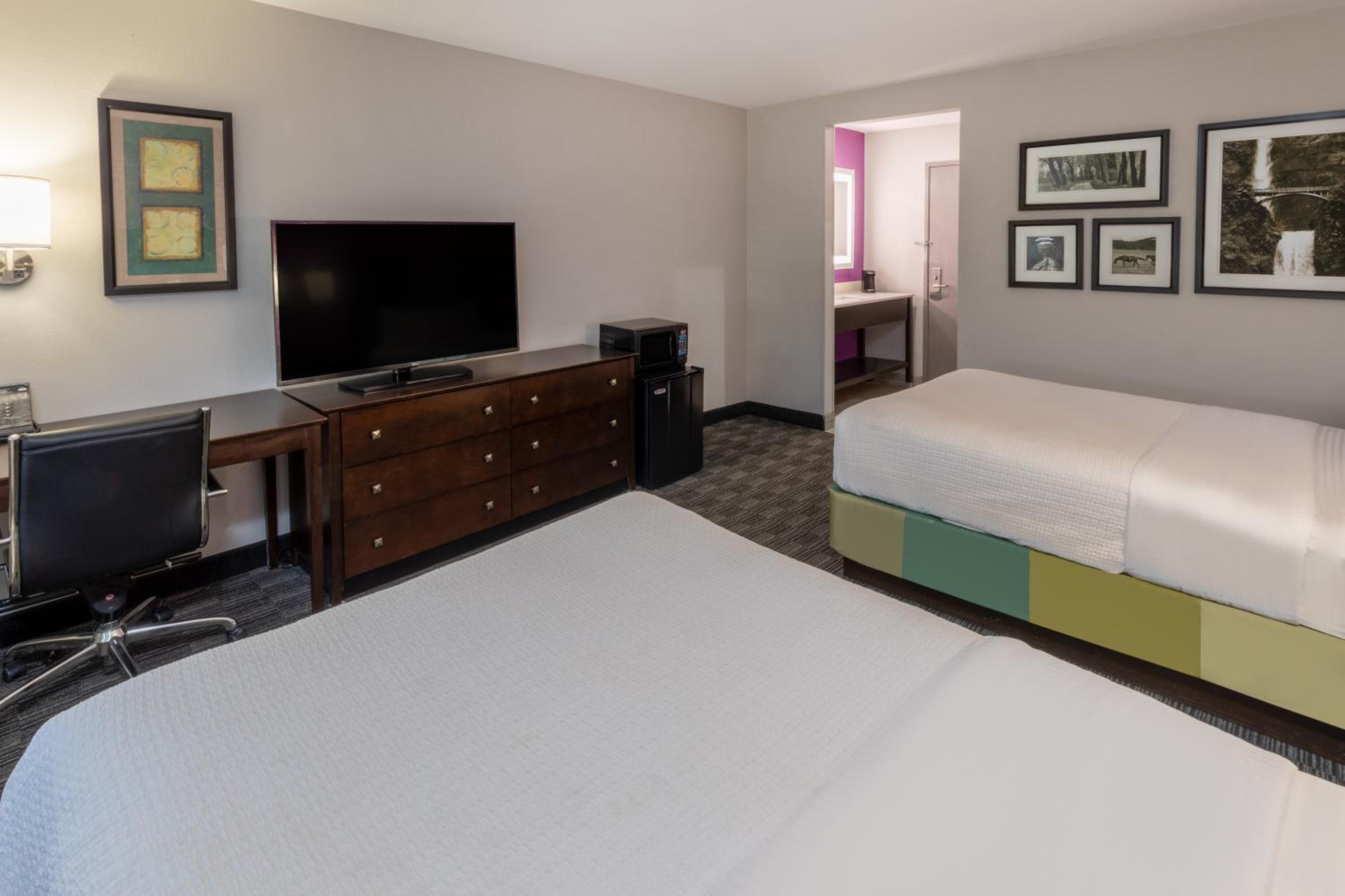 Deluxe Double Room with Two Double Beds - Photo 5