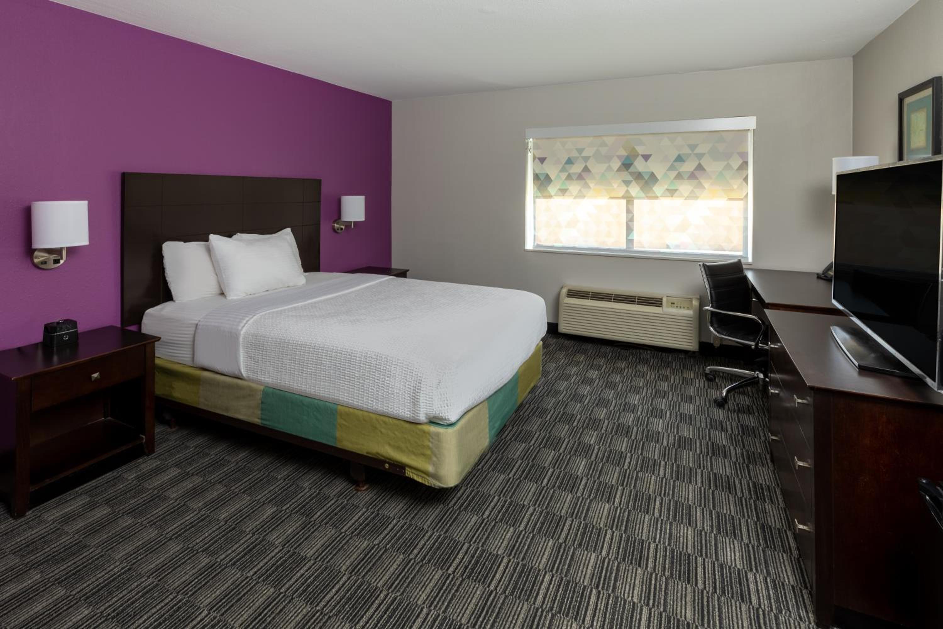 Double Room with Full Bed - Mobility and Hearing Impaired Accessible/Non-Smoking - Photo 8