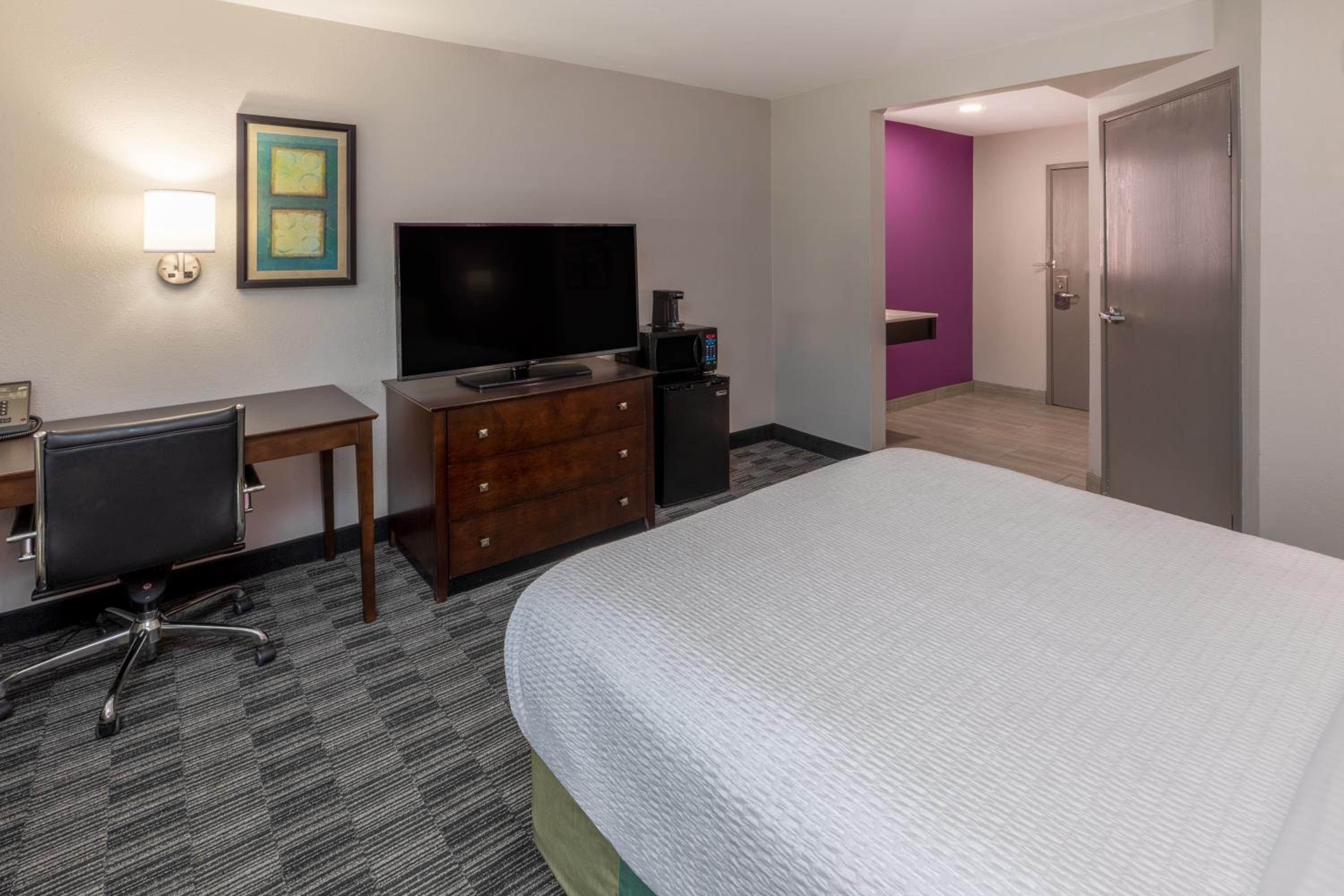 Double Room with Full Bed - Mobility and Hearing Impaired Accessible/Non-Smoking - Photo 7