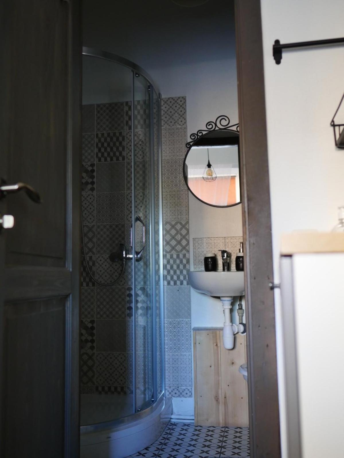 Quadruple Room with Shower - Photo 4