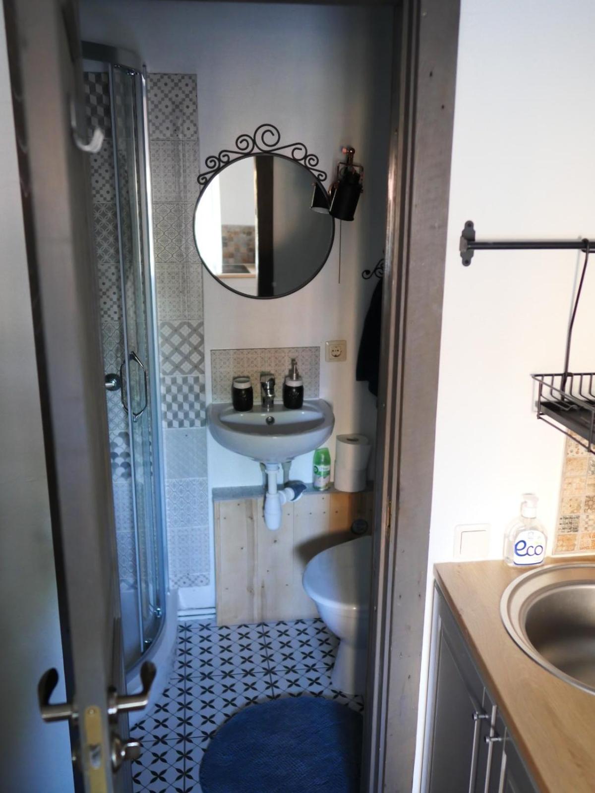 Quadruple Room with Shower - Photo 5