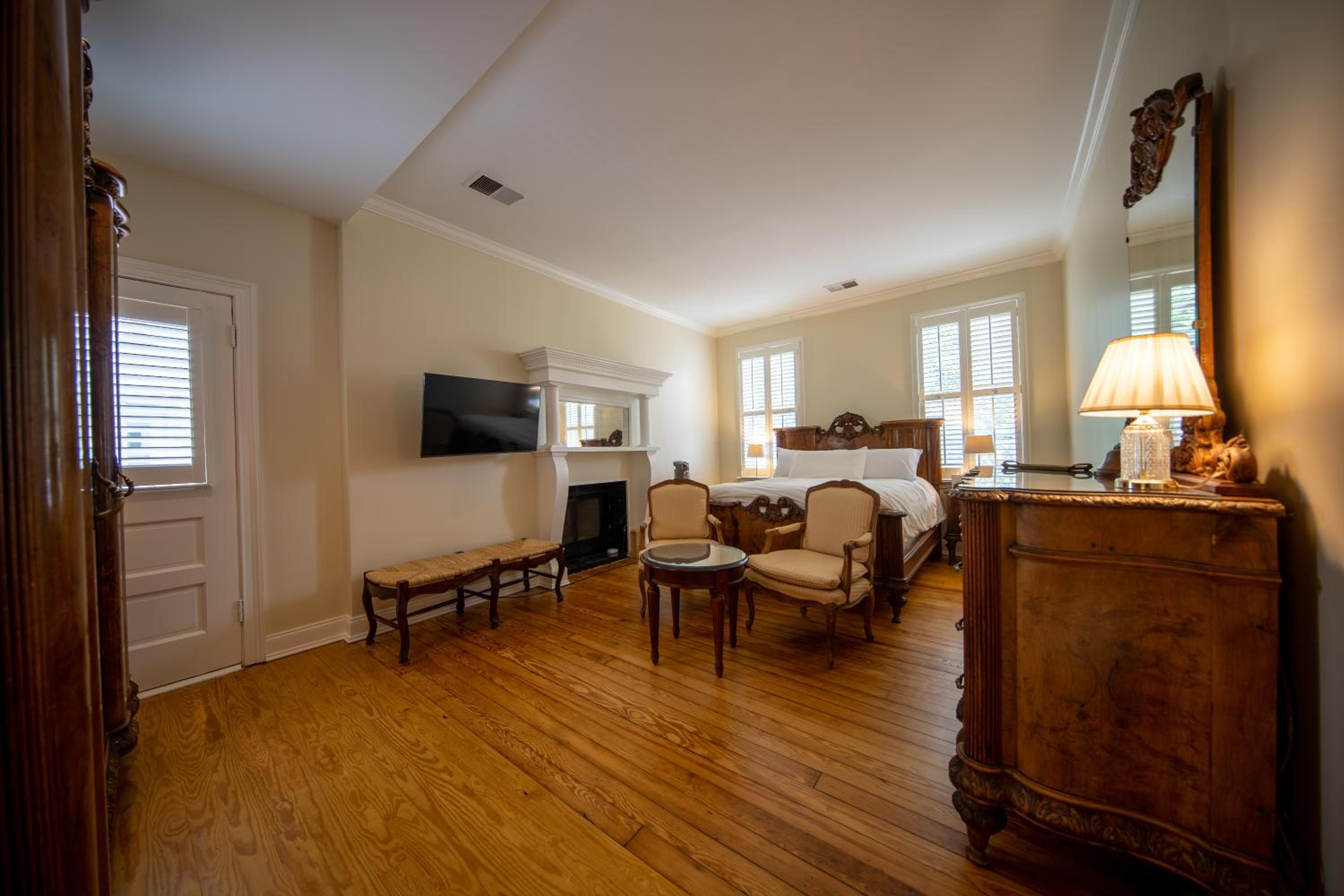 Deluxe Queen Room