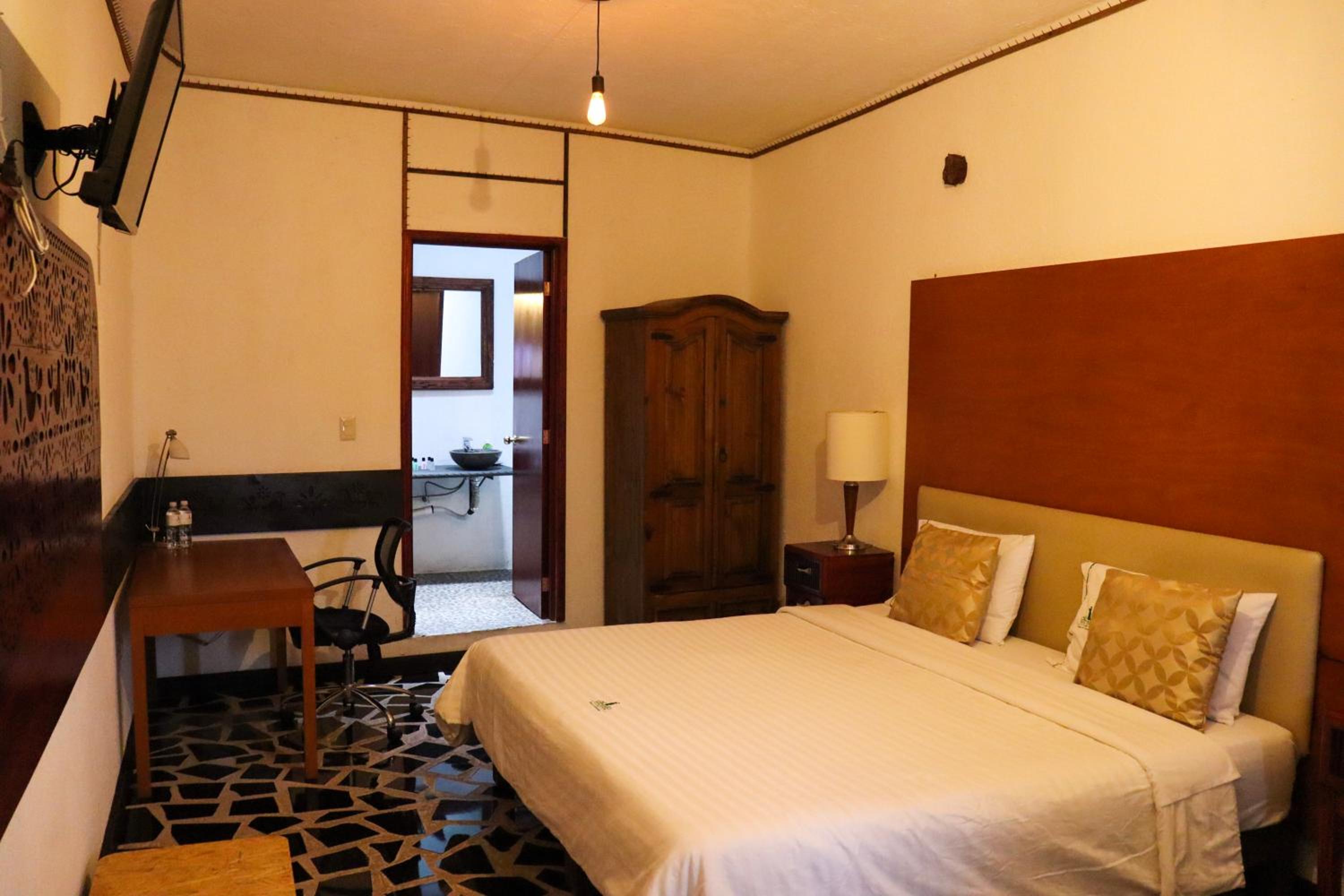 Standard King Room photo 2